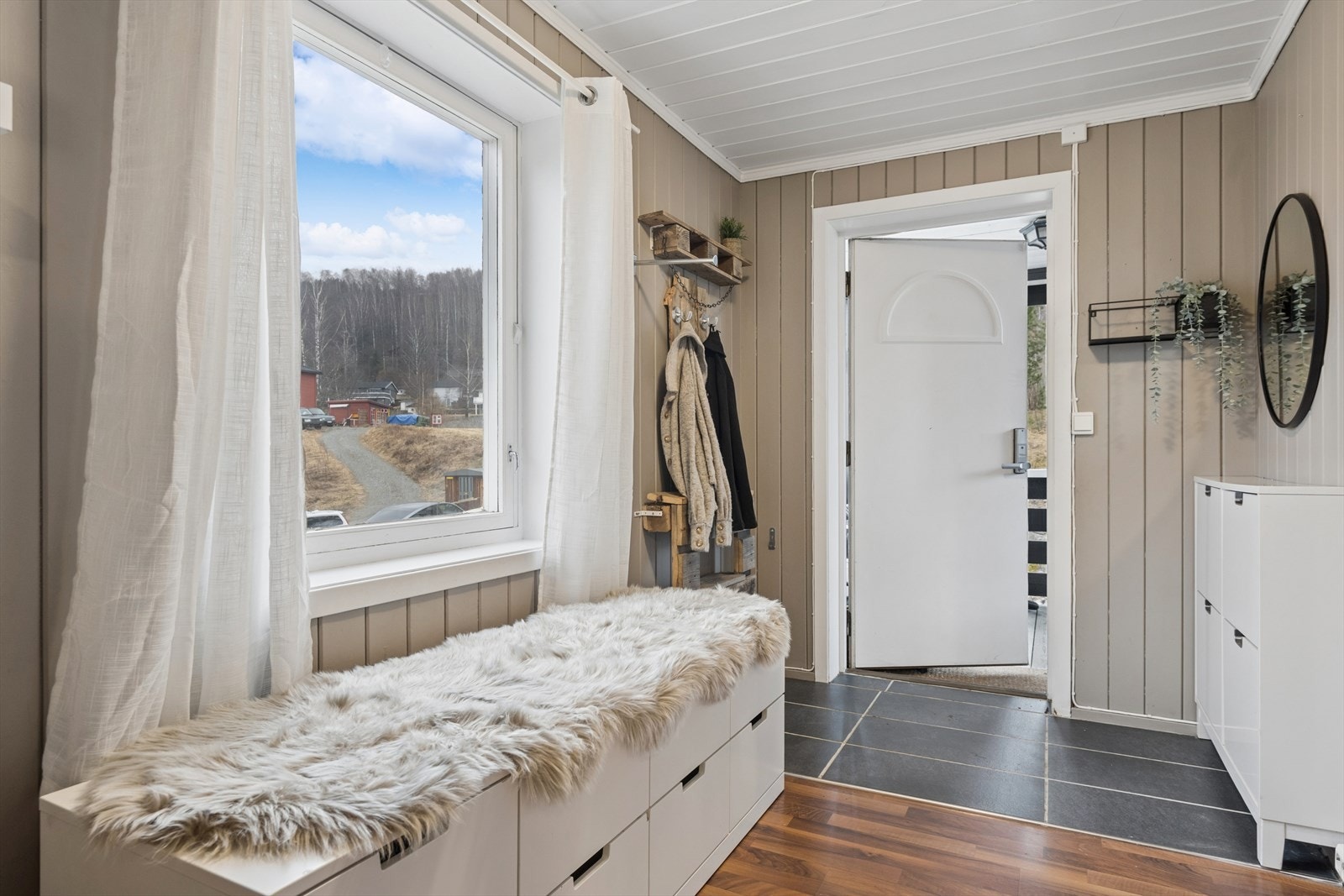 Drømmer du om en lettstelt enebolig med historie, nær sentrum, men likevel i rolige og landlige omgivelser? Her har du muligheten! Galleribilde