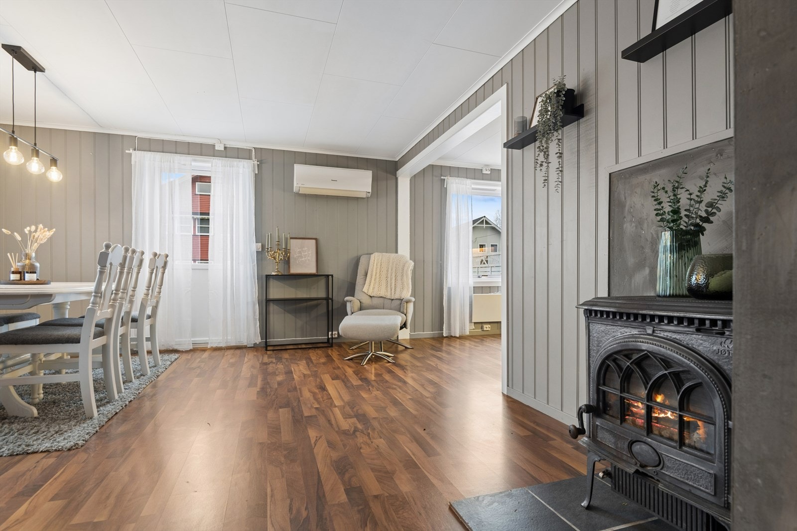 Oppvarming skjer i all hovedsak ved hjelp av fyring i peis, panelovner, varme i gulv på bad og varmepumpe. Galleribilde