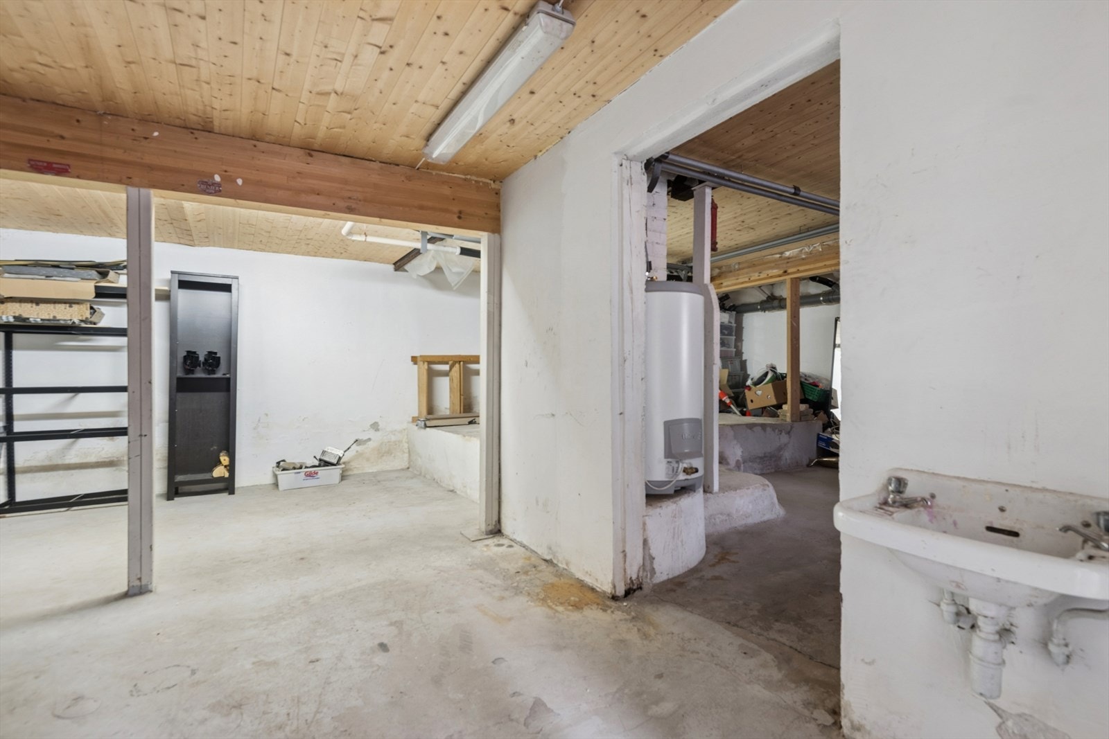 I underetasjen finner du svært gode oppbevaringsmuligheter med flere rom som egner seg til lagring. Her er også boligens varmtvannsbereder plassert - en modell på ca. 200 liter, som dekker behovet for en vanlig husstand. Galleribilde