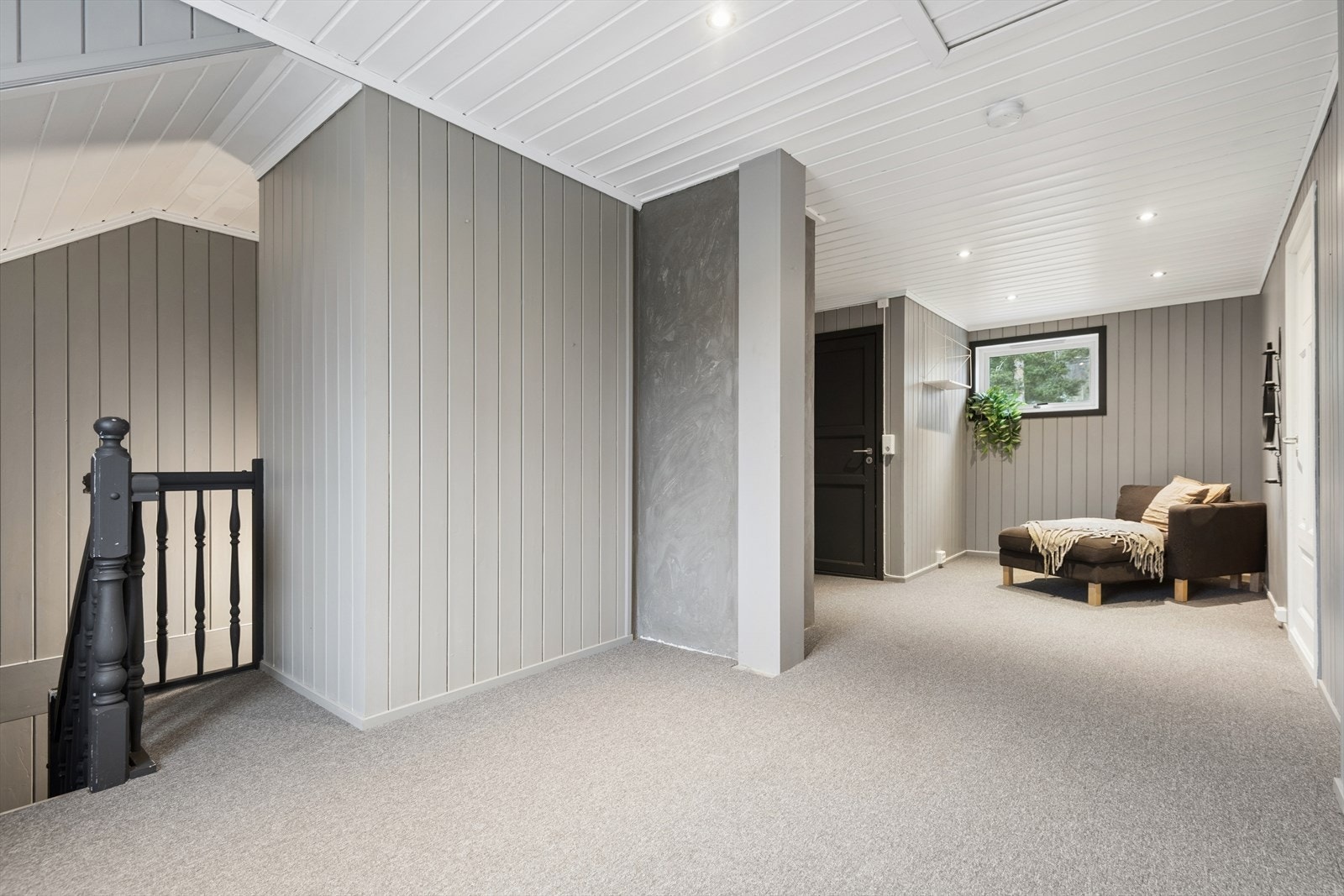 I 2. etasje har man en loftstue med ulike møbleringsmuligheter og 3 soverom. Galleribilde