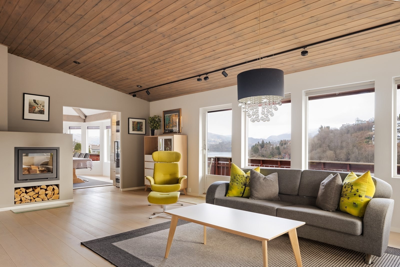 Boligen har vannbåren varme i alle gulv, som gir en behagelig og energieffektiv varmefordeling gjennom hele huset Galleribilde