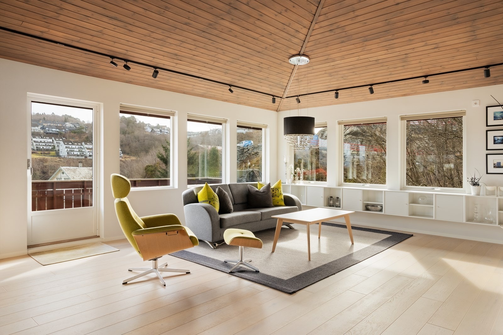 Stuen er romslig og måler hele 60 m², med god takhøyde som gir en luftig og behagelig romfølelse Galleribilde