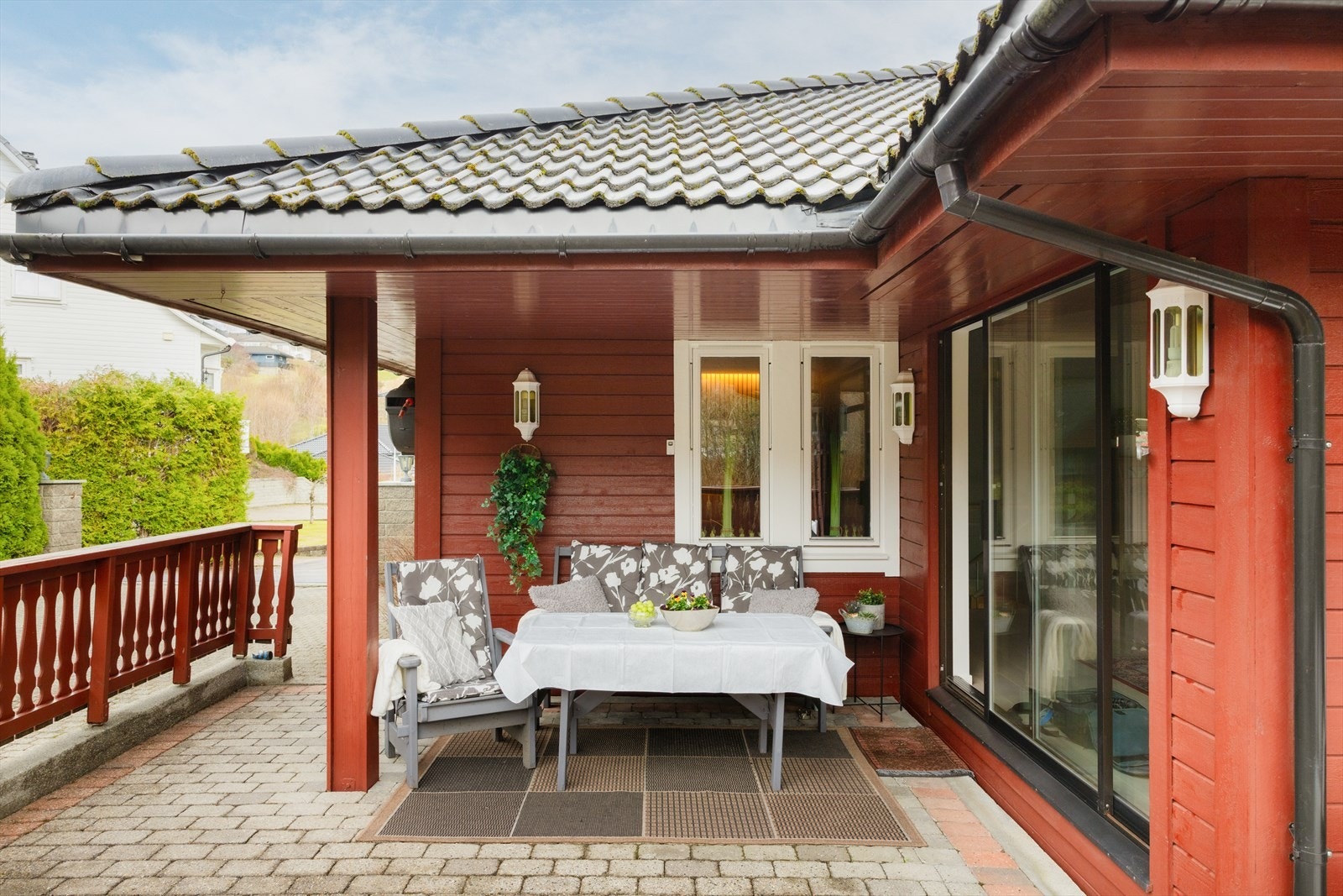 På fremsiden av boligen er det plass til en liten sittegruppe Galleribilde