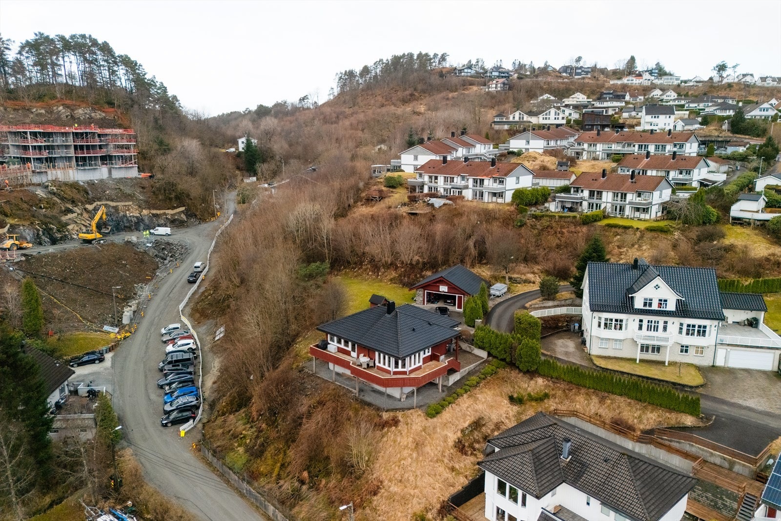 Dagligvarehandelen er lett tilgjengelig med kort kjørevei til flere dagligvarebutikker som bl.a. Kiwi Sørås og Bunnpris og Rema 1000 i Steinsvikvegen Galleribilde