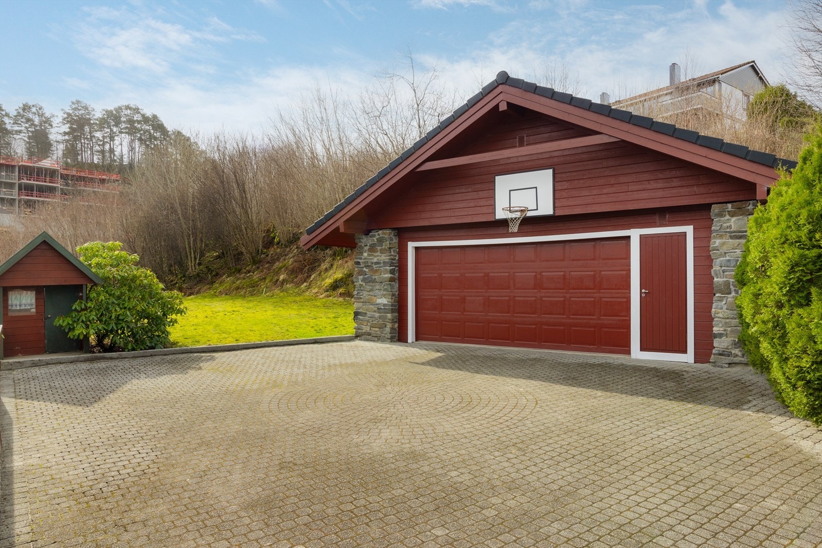 Det er god plass til parkering. Enten i garasje, eller på eiendommens tomt. Galleribilde