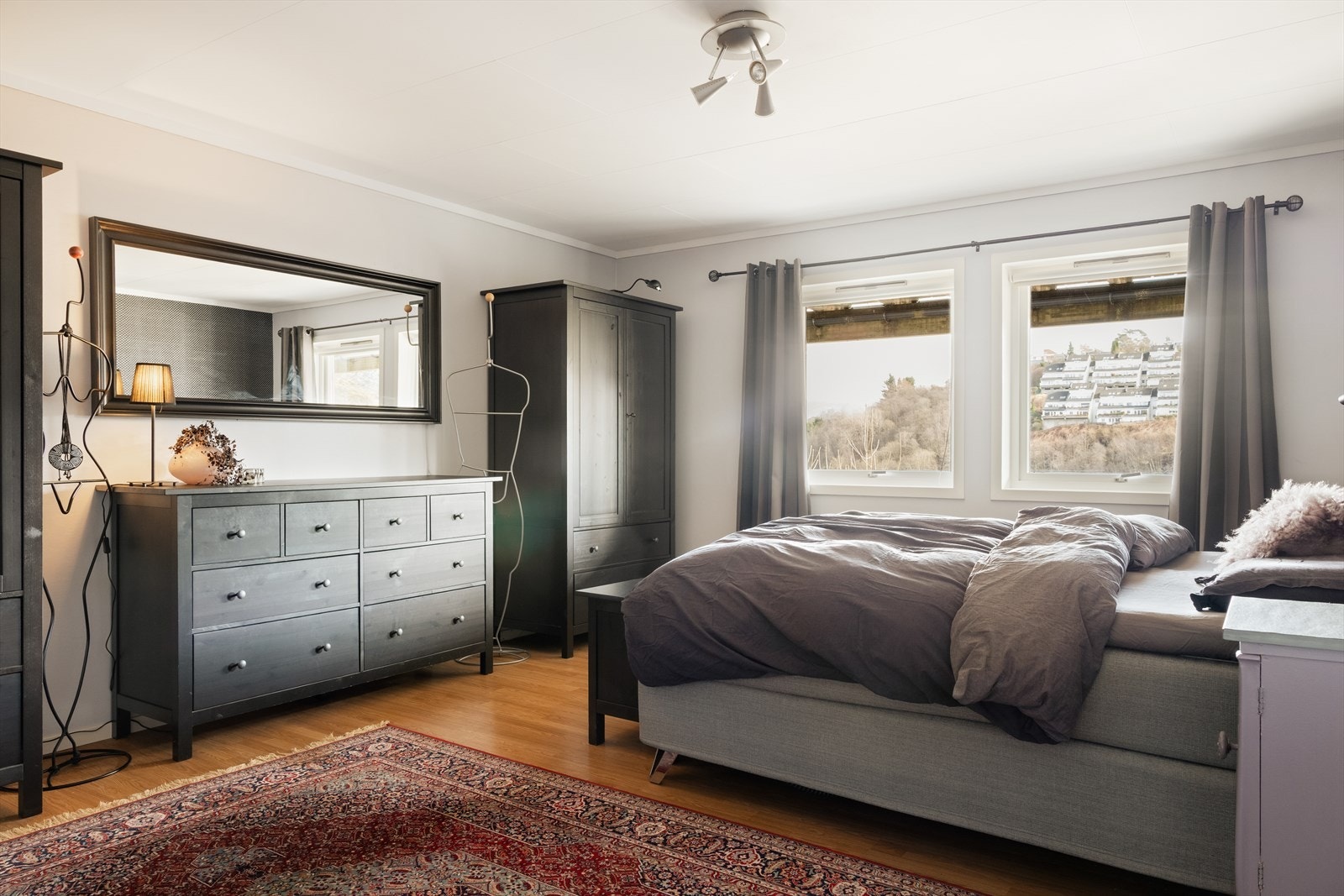 Boligen har tre gode soverom, alle i underetasjen Galleribilde