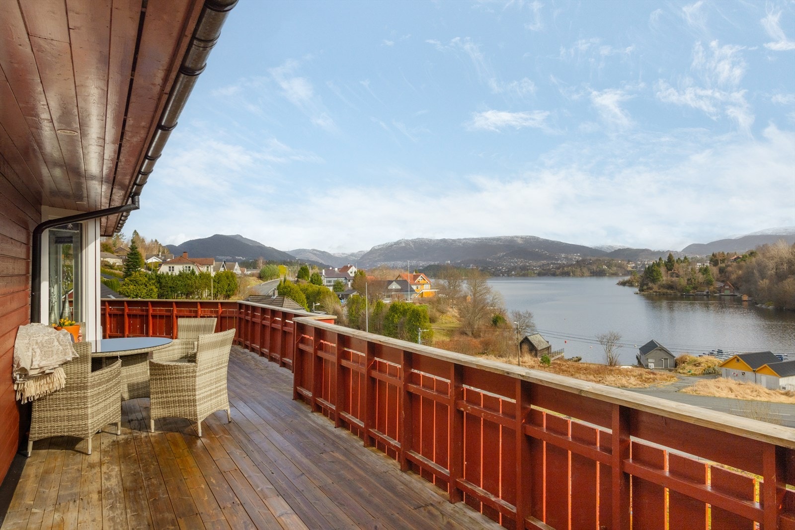 Her har man gode solforhold og nydelig utsikt over Nordåsvannet Galleribilde