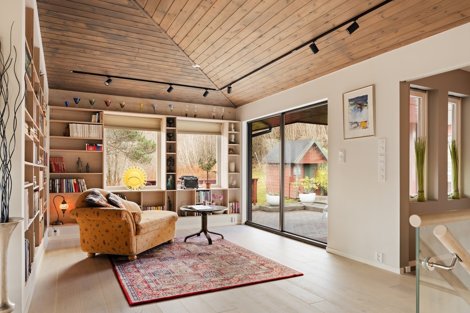 Fra denne delen av stuen er det utgang til uteområde ved inngangspartiet Galleribilde