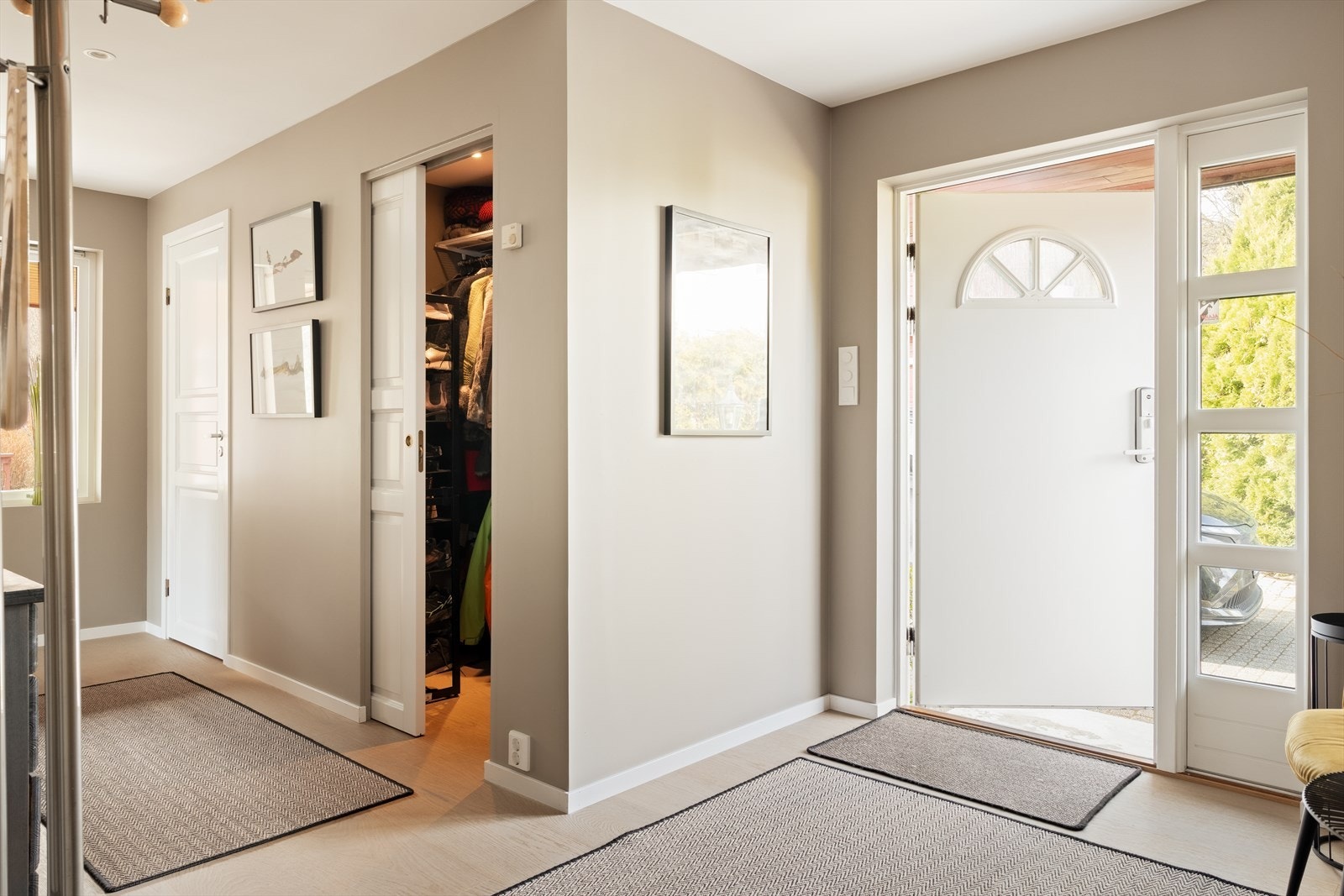 Entréen er romslig og innbydende, med god plass til yttertøy og sko Galleribilde