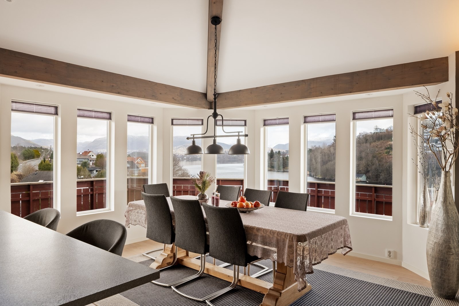 Fantastisk utsikt fra store vindusflater i rommet Galleribilde