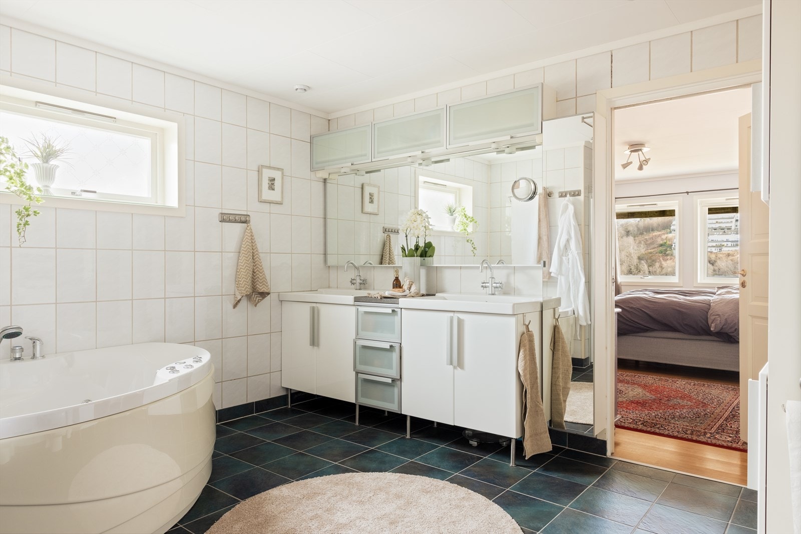 Fra hovedsoverommet er det direkte adkomst til boligens bad Galleribilde