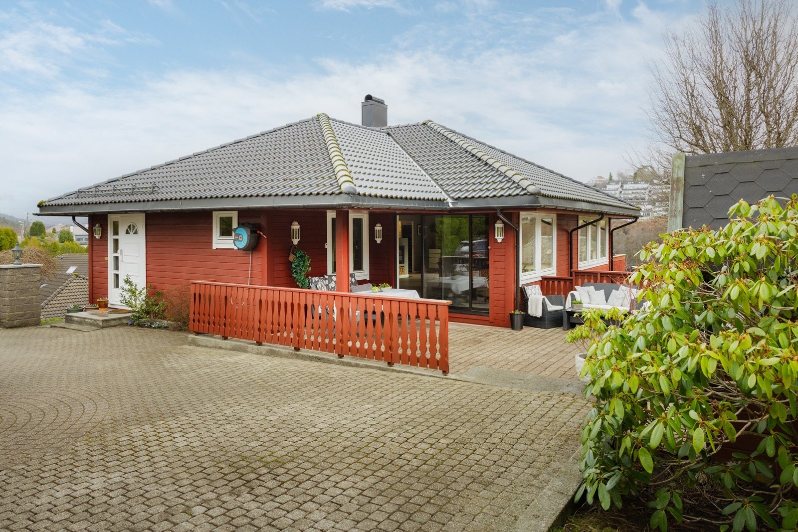 Her bor man i rolige og solrike omgivelser, med kort vei til fine turområder, barnehager og skoler Galleribilde