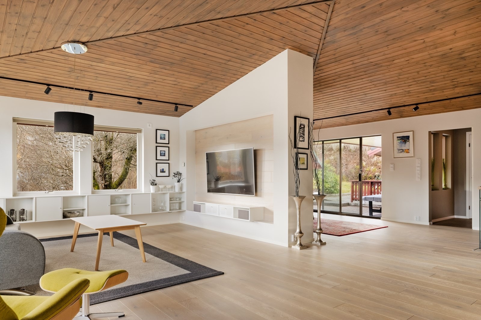 Boligen er jevnlig velholdt hvor bl.a. stuen ble pusset opp i 2017 med ny vedovn, nytt gulv, bokhylle fra møbelsnakker og malte veggflater Galleribilde