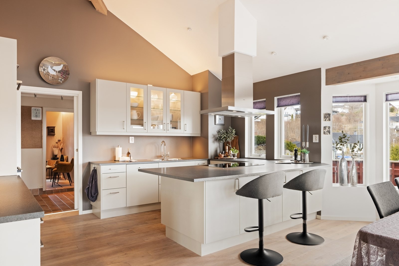 Her får du rikelig med skap- og benkeplass, og en praktisk kjøkkenøy som gir ekstra arbeidsflate og fungerer som en naturlig samlingsplass i hverdagen Galleribilde