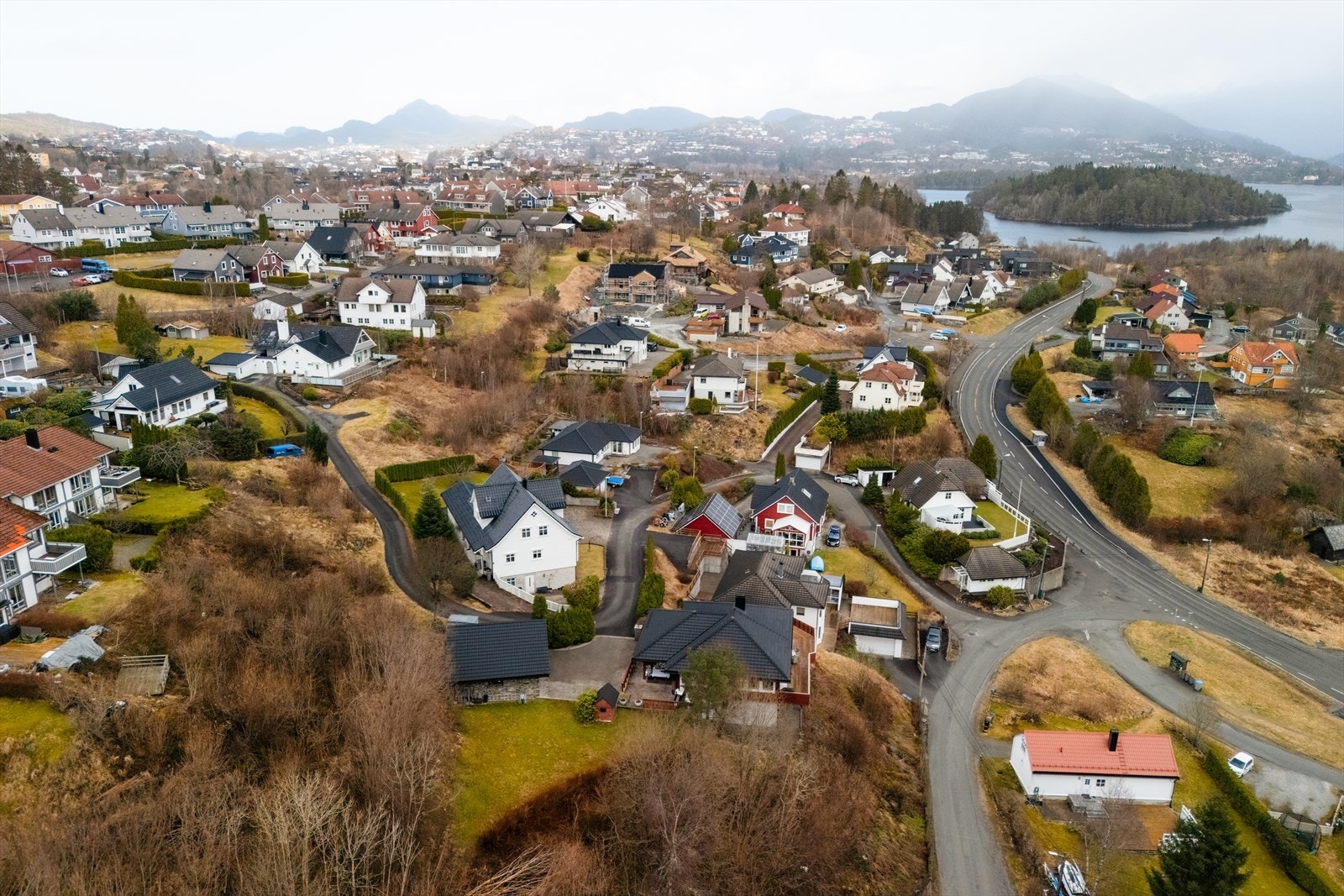 For den turglade finnes det mange flotte turområder i nærheten. Populære turmål som Skranevatnet, Siljustøl, Hordnesskogen og Storrinden byr på naturskjønne omgivelser og gode muligheter for tur, trening og rekreasjon året rundt. Galleribilde