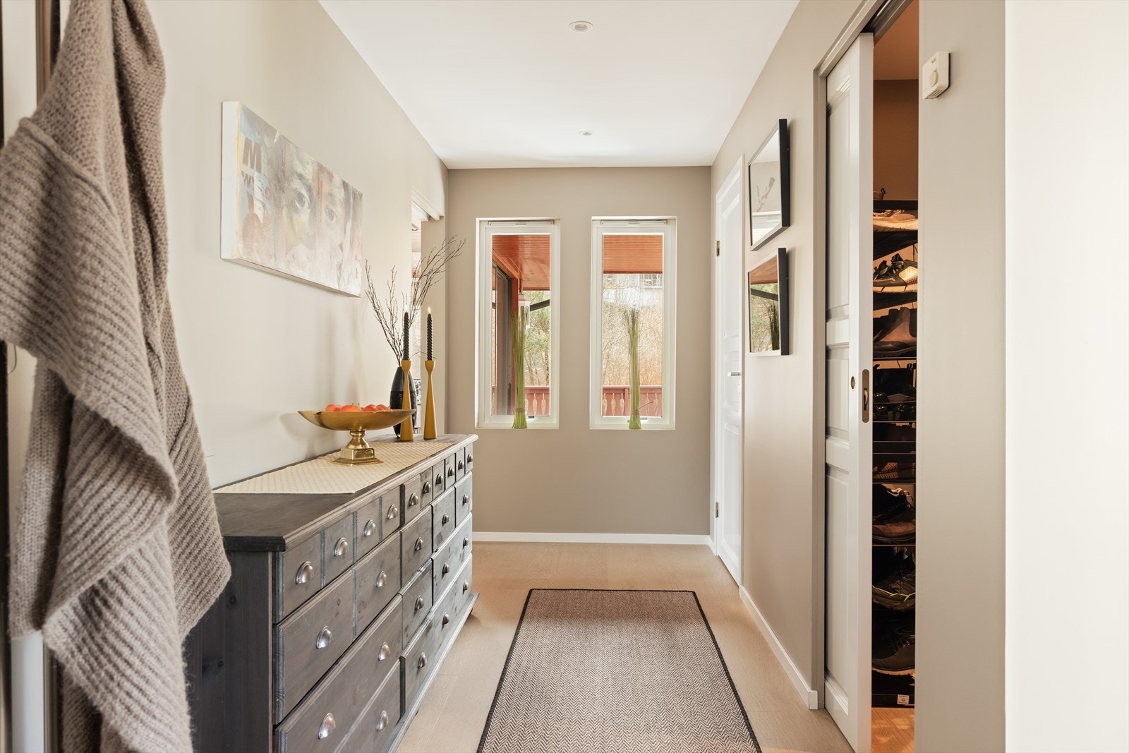 I tilknytning til gangen ligger et praktisk garderoberom Galleribilde