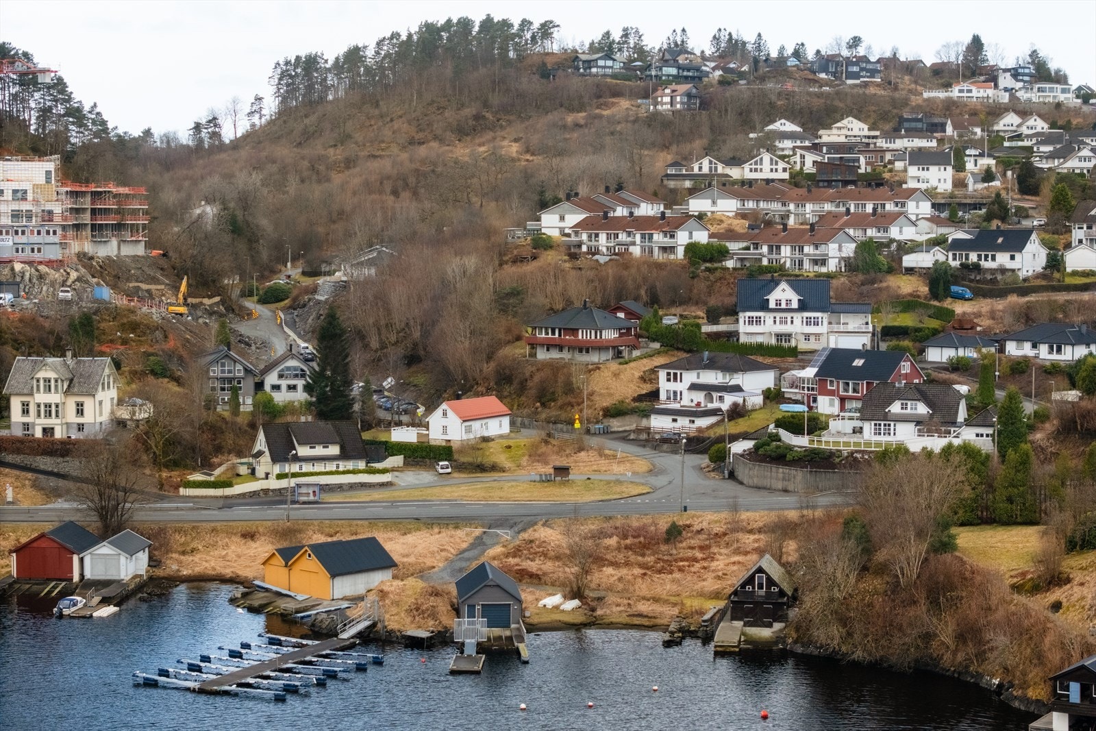 Selger har egen båtplass i bryggeanlegget nedenfor eiendommen. Ny eier kan få mulighet til å kjøpe plassen til markedspris. Ta kontakt med megler for mer informasjon. Galleribilde