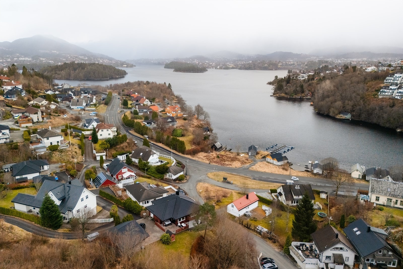 Kombinasjonen av rolige omgivelser, nærhet til natur, gode fritidstilbud og enkel tilgang til kollektivtransport og servicetilbud gjør dette til et svært attraktivt område, spesielt for barnefamilier Galleribilde