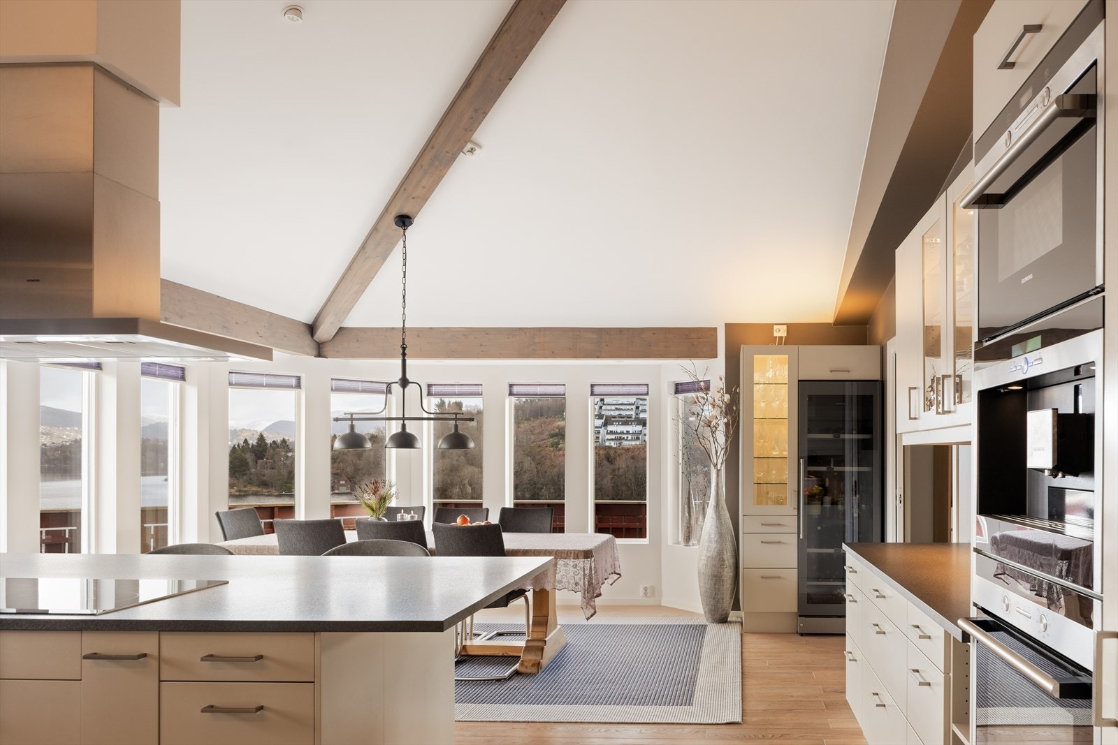 Kjøkkenet er lekkert og moderne, levert av Norema i 2014, med glatte fronter og laminat benkeplate Galleribilde