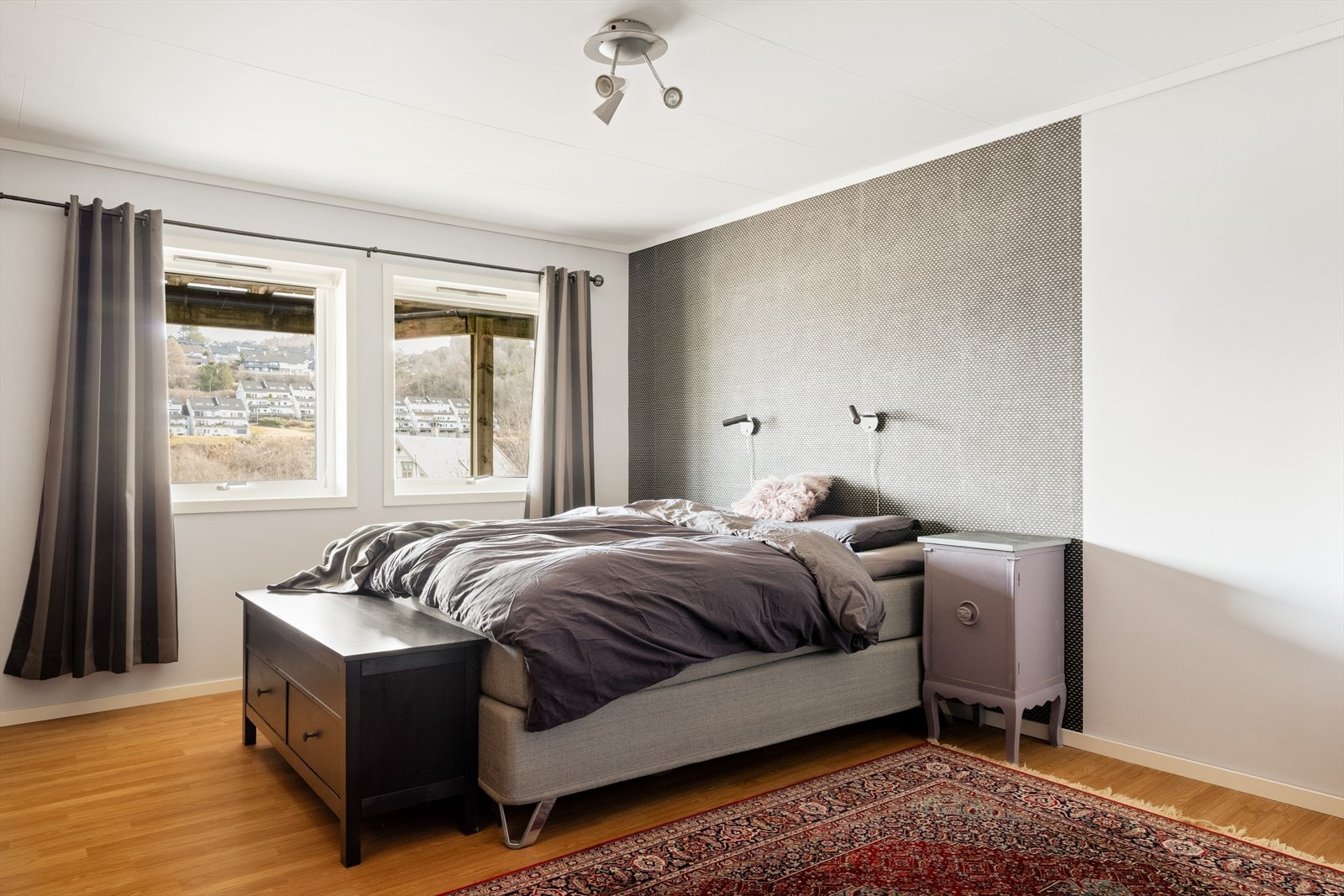 Soverommene har gode størrelser og kan enkelt innredes med dobbeltseng og tilhørende møblement Galleribilde