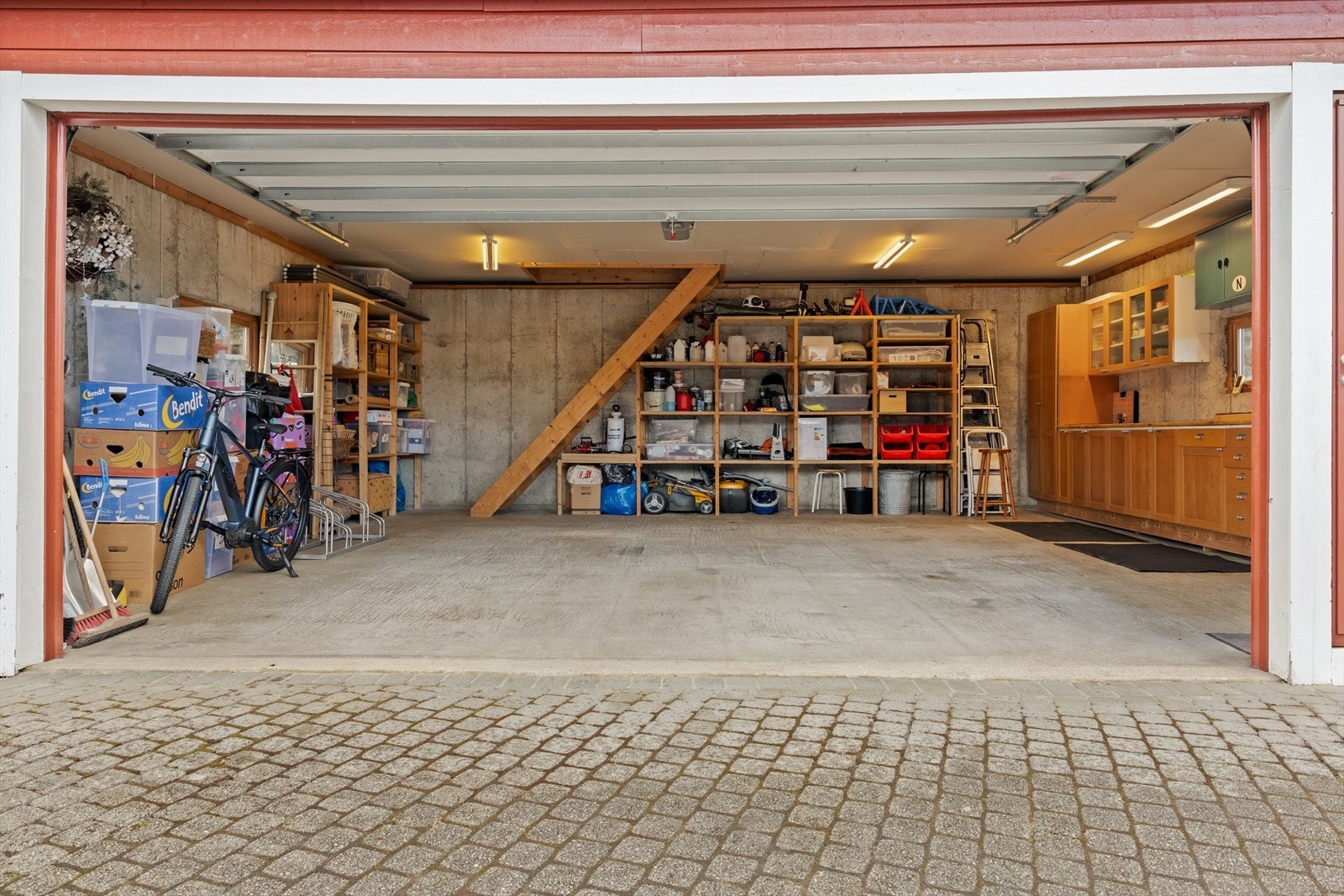 Stor garasje med mye lagringsplass! Galleribilde