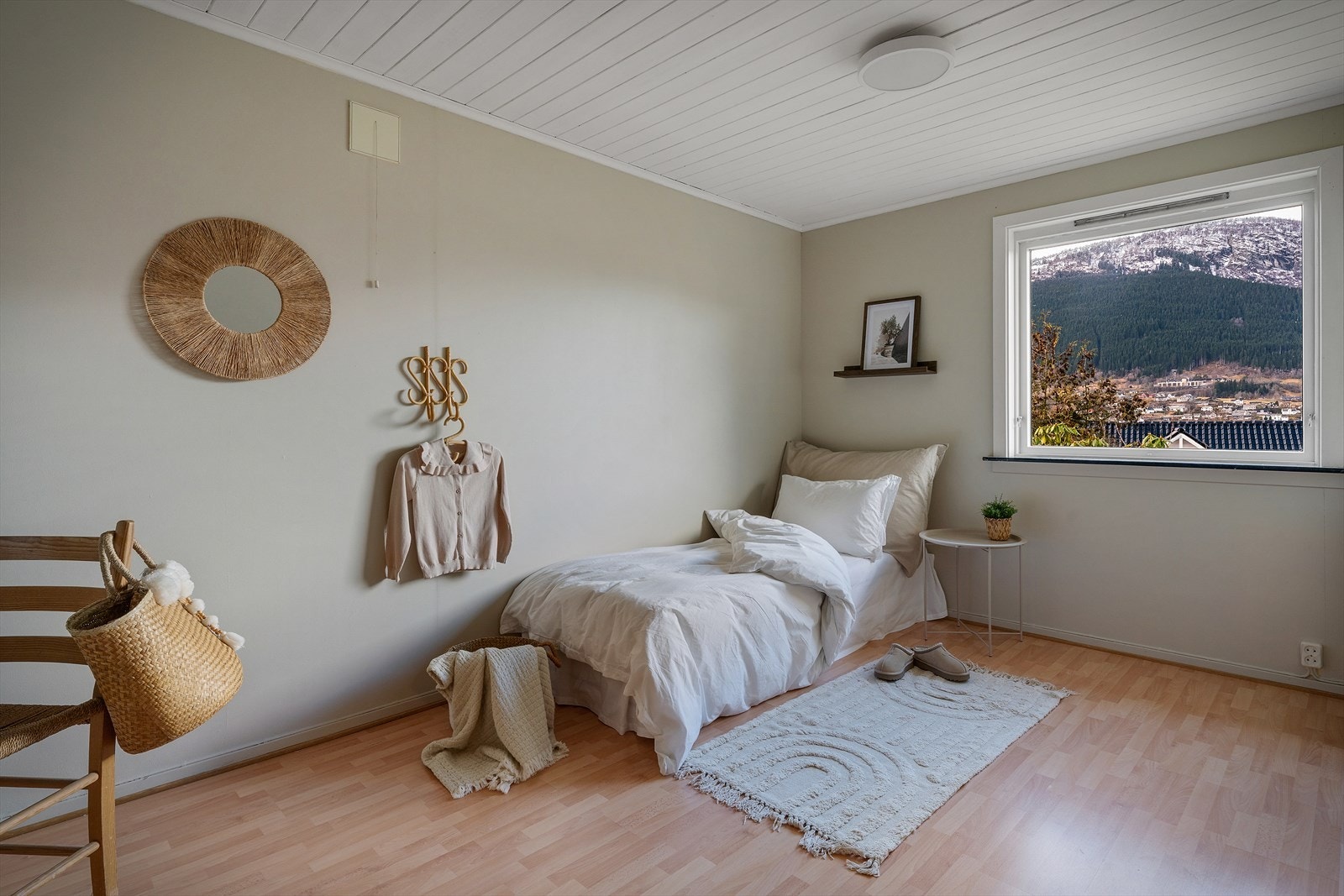 Rommet benyttes i dag som soverom. Rommet er på opprinnelige byggetegninger garasje. Se punkt ferdigattest/brukstillatelse i salgsoppgaven. Galleribilde