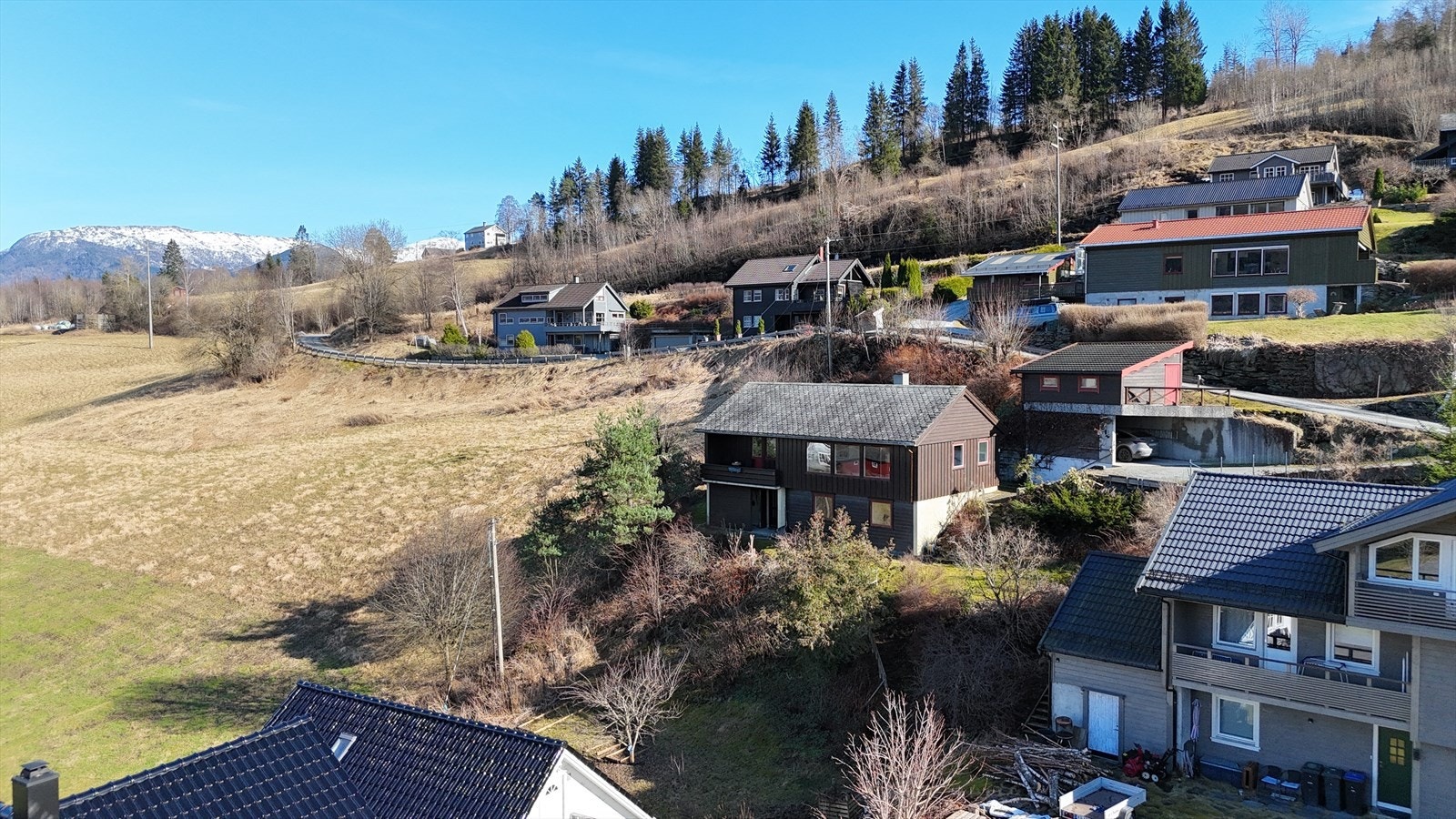 Har du spørsmål til eiendommen eller passer ikke oppsatt visning? Ta kontakt med eiendomsmegler på tlf eller e-post. Galleribilde