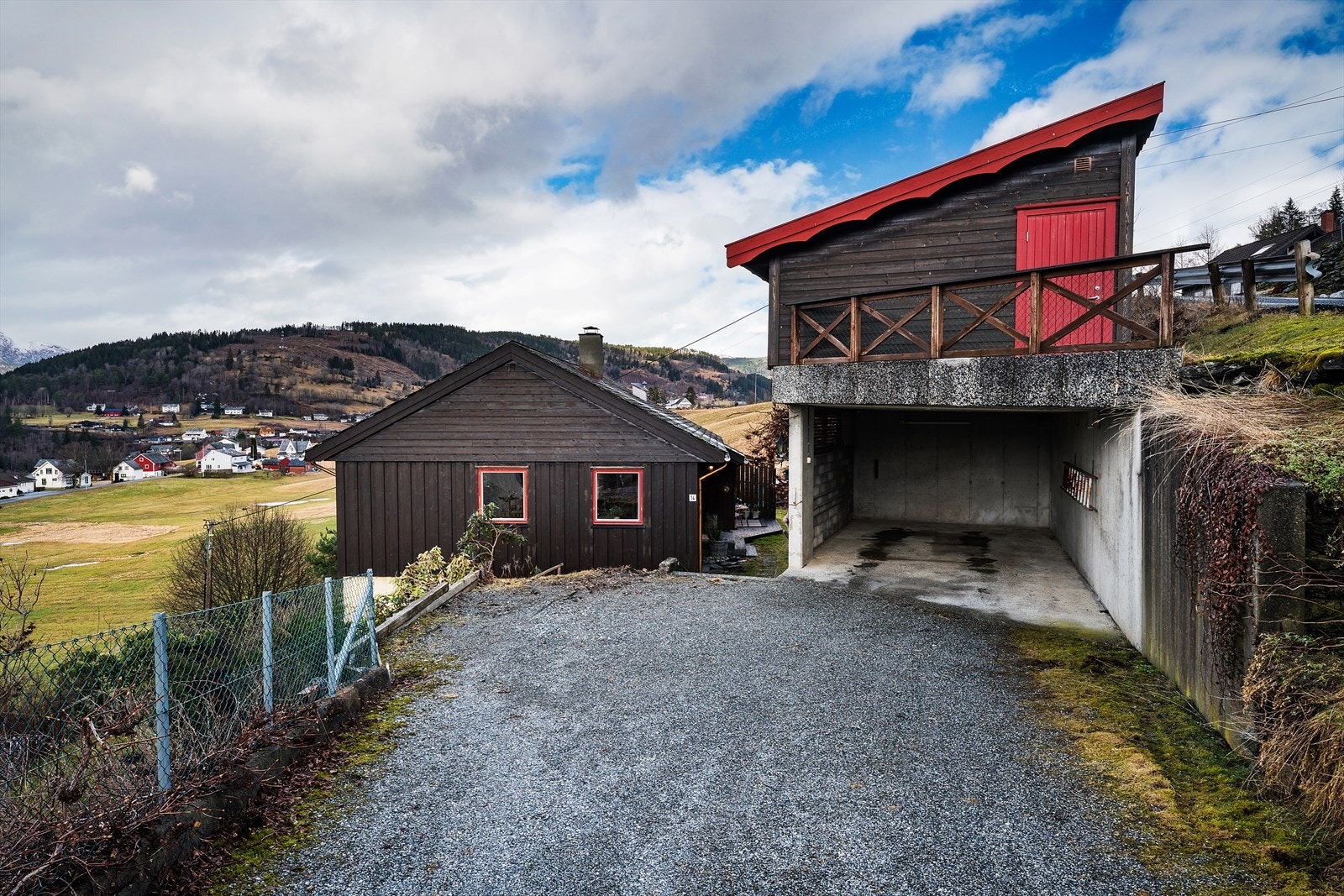 Garasje og biloppstillingsplass i tun. Galleribilde