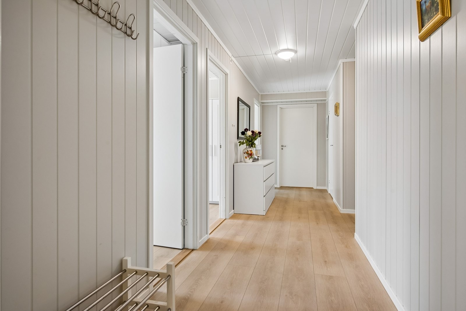 Fra entréen leder en gang videre til soverommene og badet. Innvendige dører er i en lett, glatt utførelse. Galleribilde