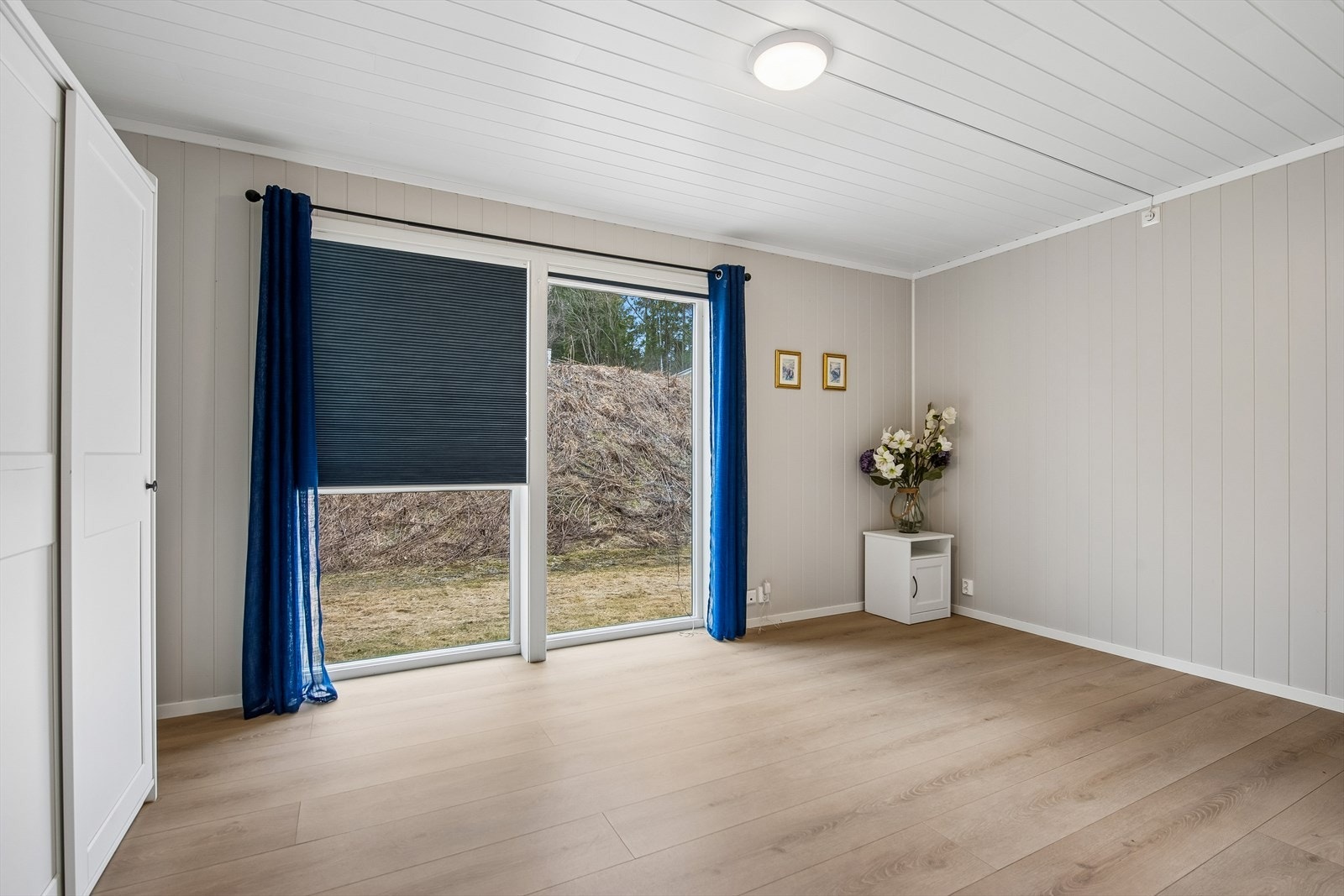 Soverommet har store vindusflater og dør med direkte utgang til uteområdet. Galleribilde