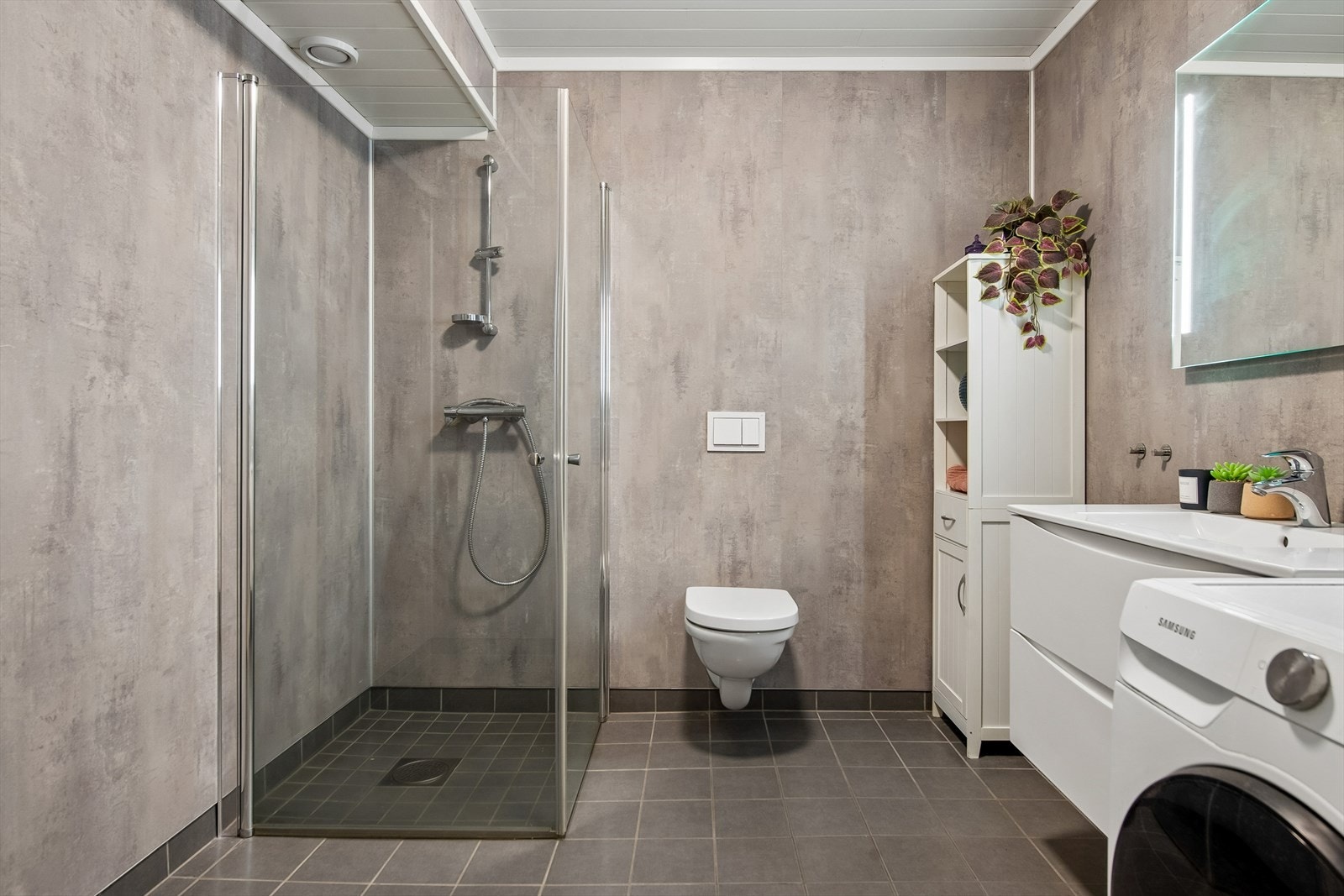 Badet er fra byggeåret 2020 og har flislagt gulv med gulvvarme, baderomsplater på veggene og praktiske dusjvegger. Galleribilde
