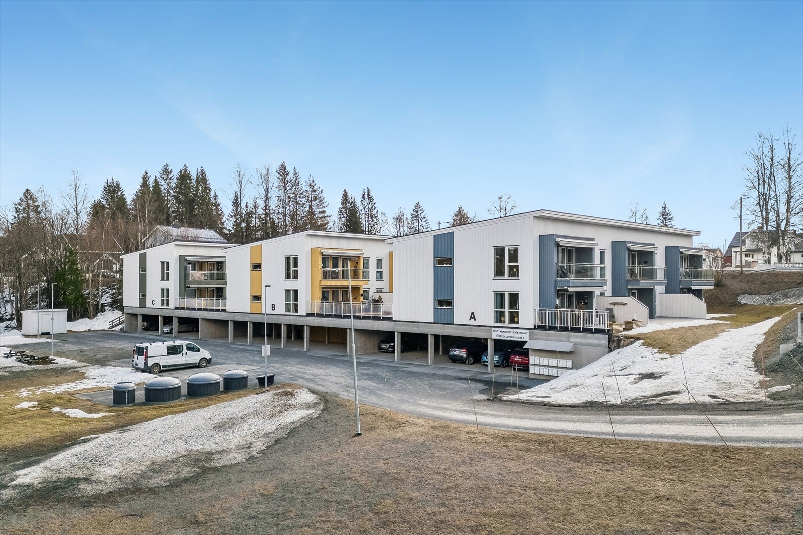 Borettslaget har en sentral, men likevel rolig beliggenhet på Raufoss, med gangavstand til sentrumstjenester. Galleribilde