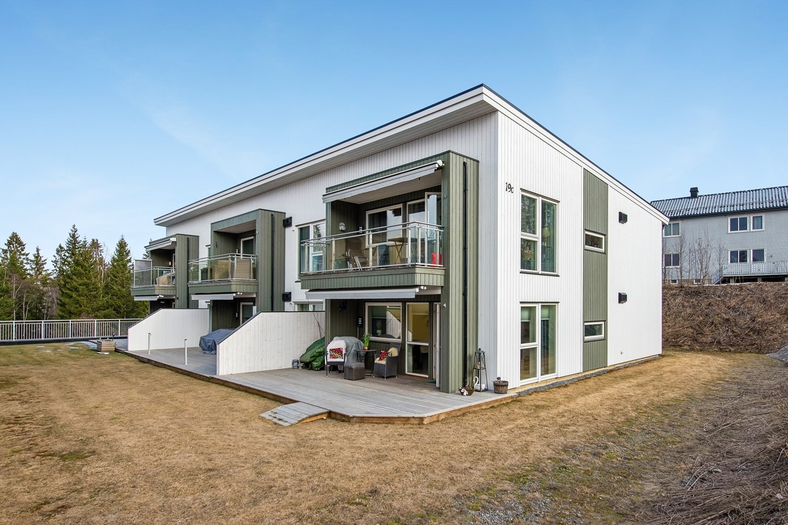 Moderne leilighet i første etasje, med stor vestvendt markterrasse og garasjeplass. Galleribilde
