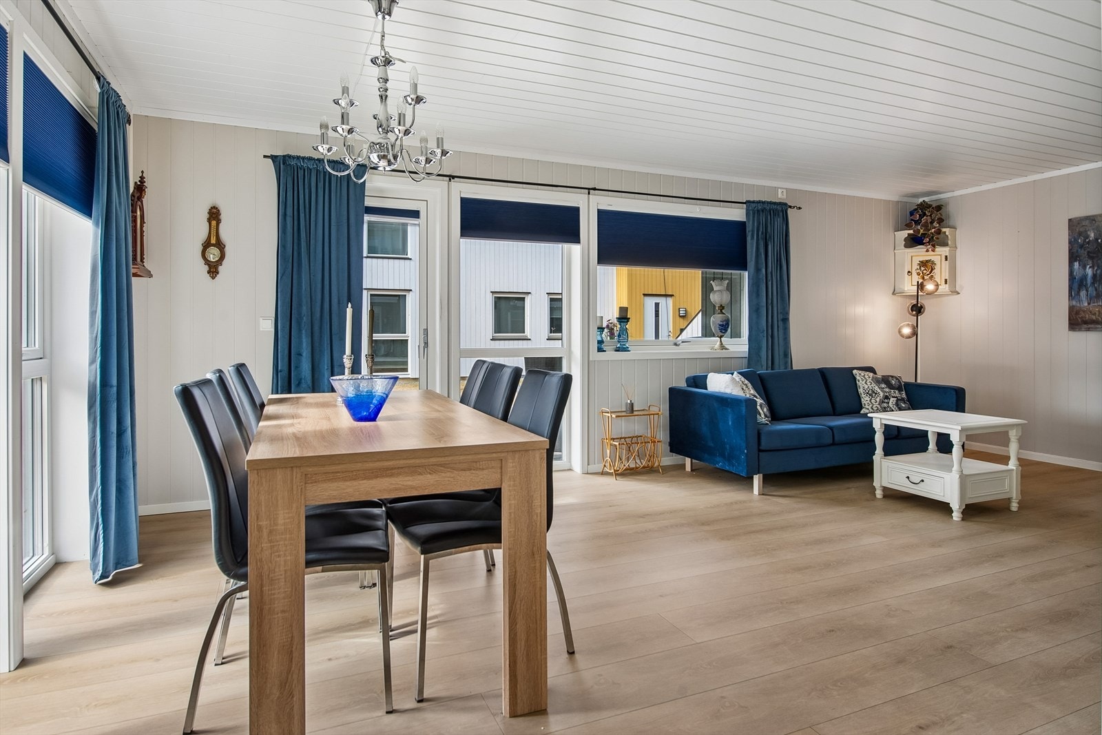 Stuen har god plass til både sofagruppe og spisebord. Galleribilde