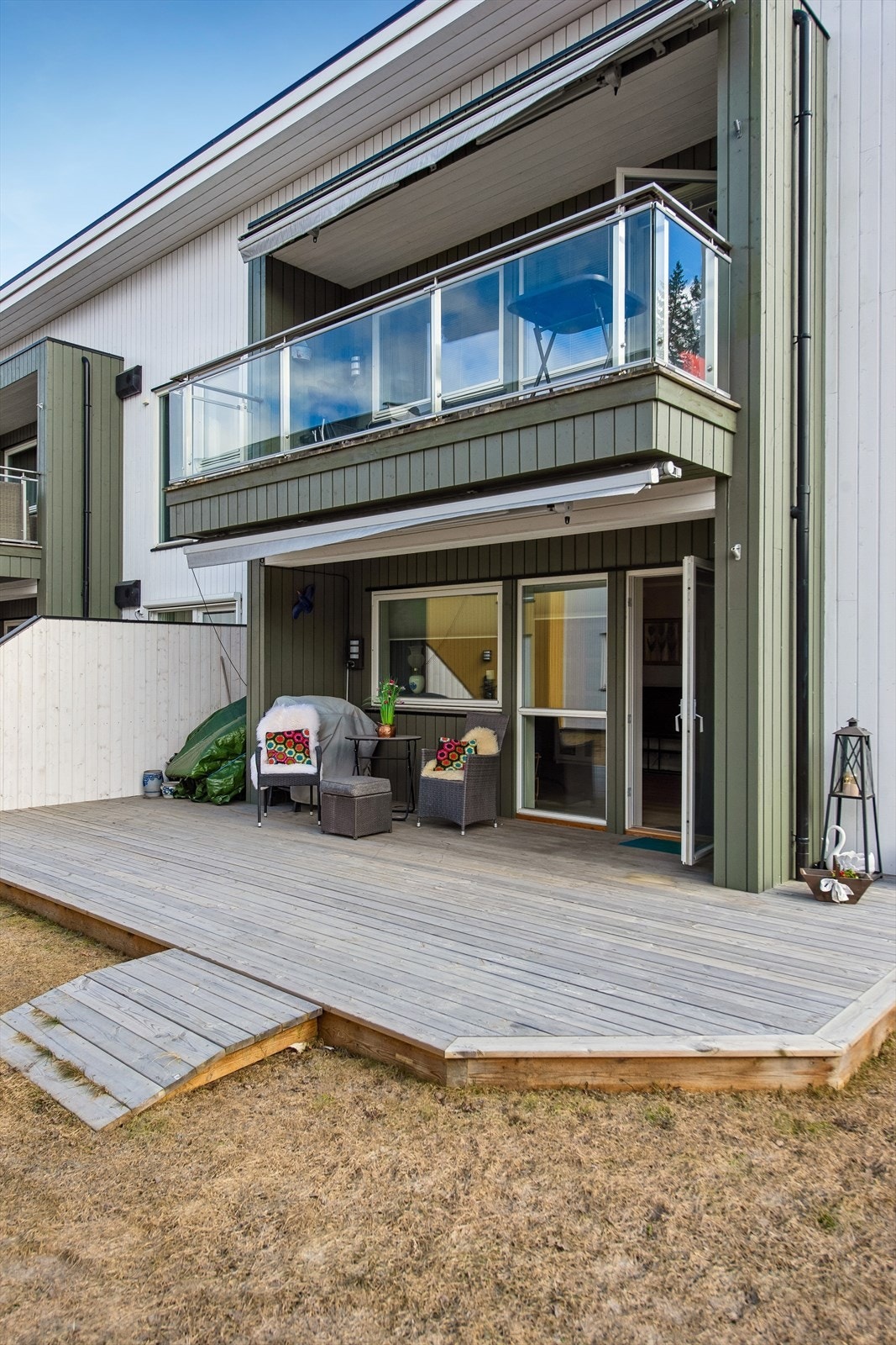 Solrik vestvendt terrasseplattingen på hele 29 m² utenfor stuen. Galleribilde