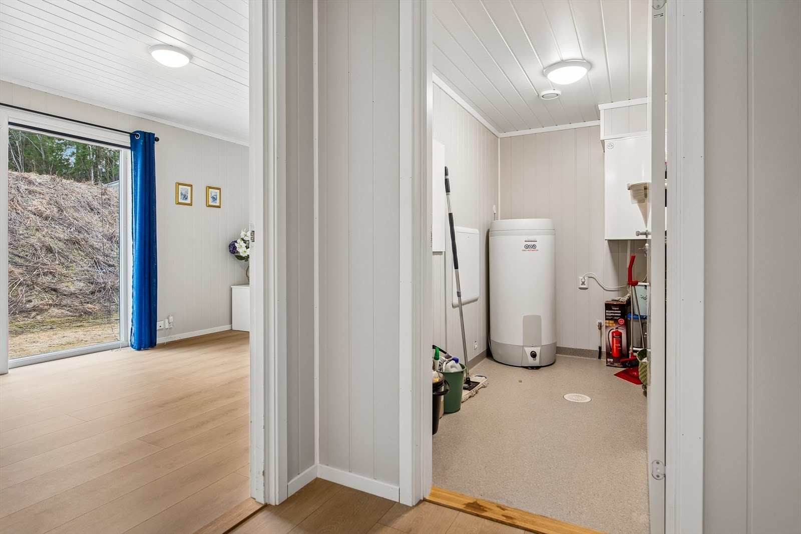 Praktisk teknisk rom med varmtvannsbereder på 194 liter og aggregat for balansert ventilasjon. Galleribilde