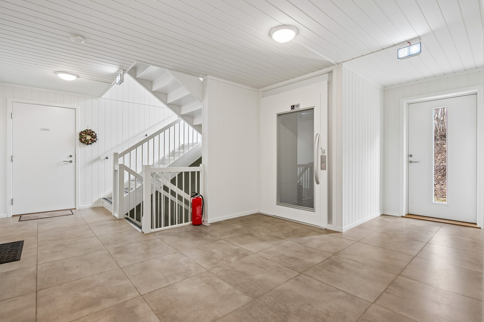 Fellesarealene er lyse og velholdte, med heis som gir trinnfri adkomst fra parkering og bod i underetasjen. Galleribilde