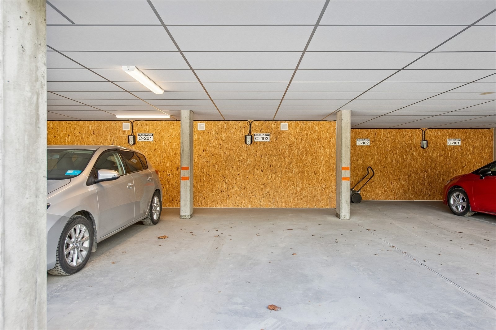 Det medfølger en fast biloppstillingsplass i felles parkeringsanlegg i underetasjen, merket med nummer 103. Galleribilde
