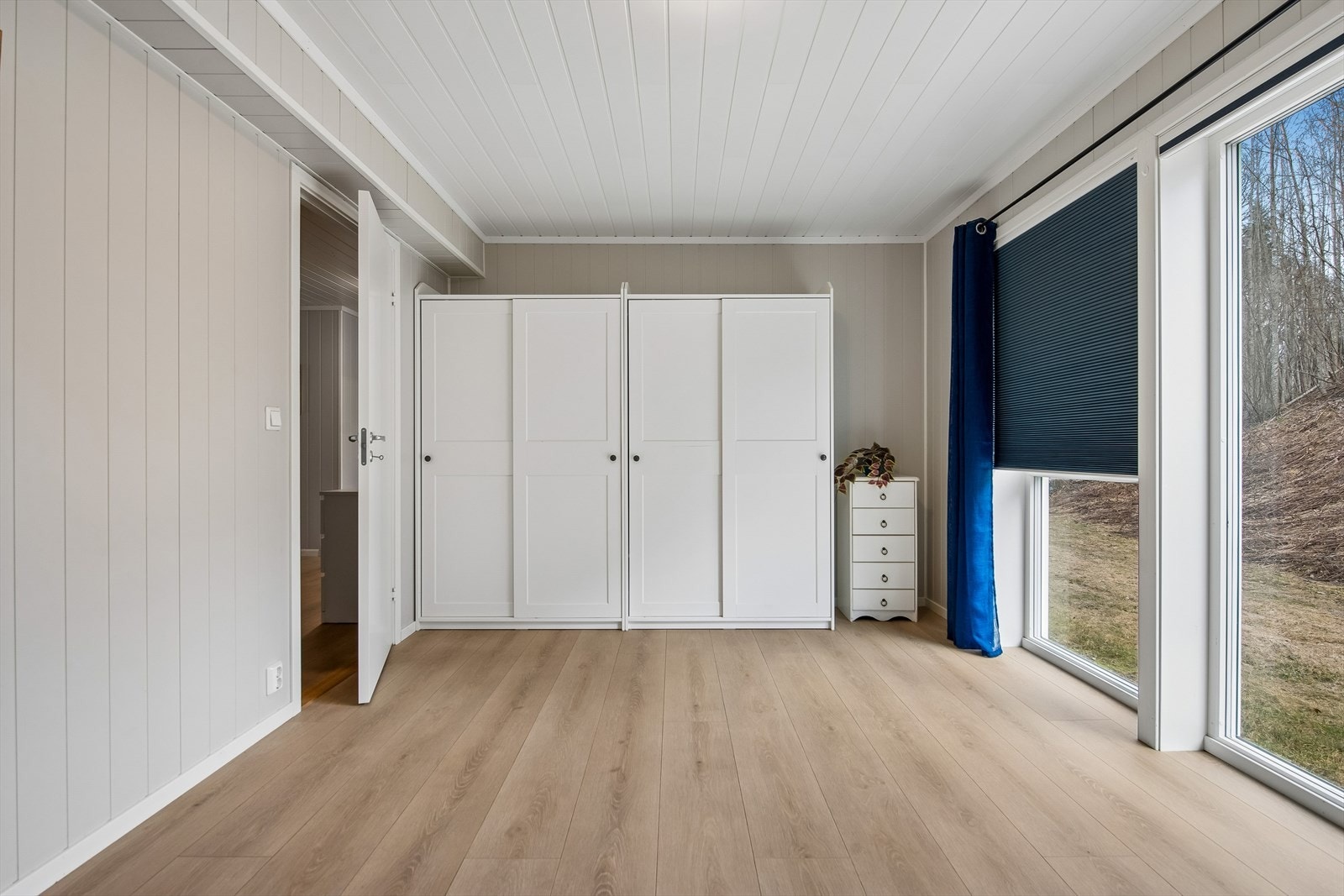 Leiligheten har tre soverom. Dette er det største, med god plass til dobbeltseng og garderobeløsning. Galleribilde