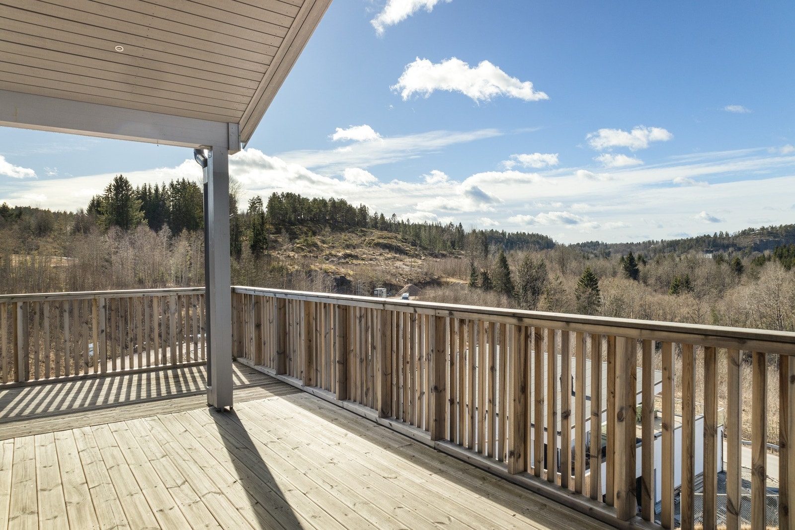 Stor, overbygd veranda mot vest med tilgang fra stuen. Her kan kveldssolen nytes til sent på kveld i sommermånedene. Galleribilde