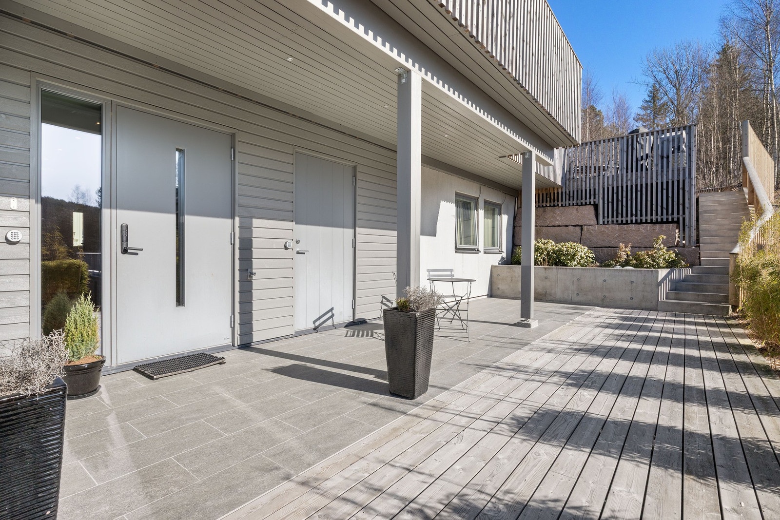Hovedinngang i mellomste etasje. Ved siden av hovedinngangen er det en egen inngang direkte til vaskerommet. Galleribilde