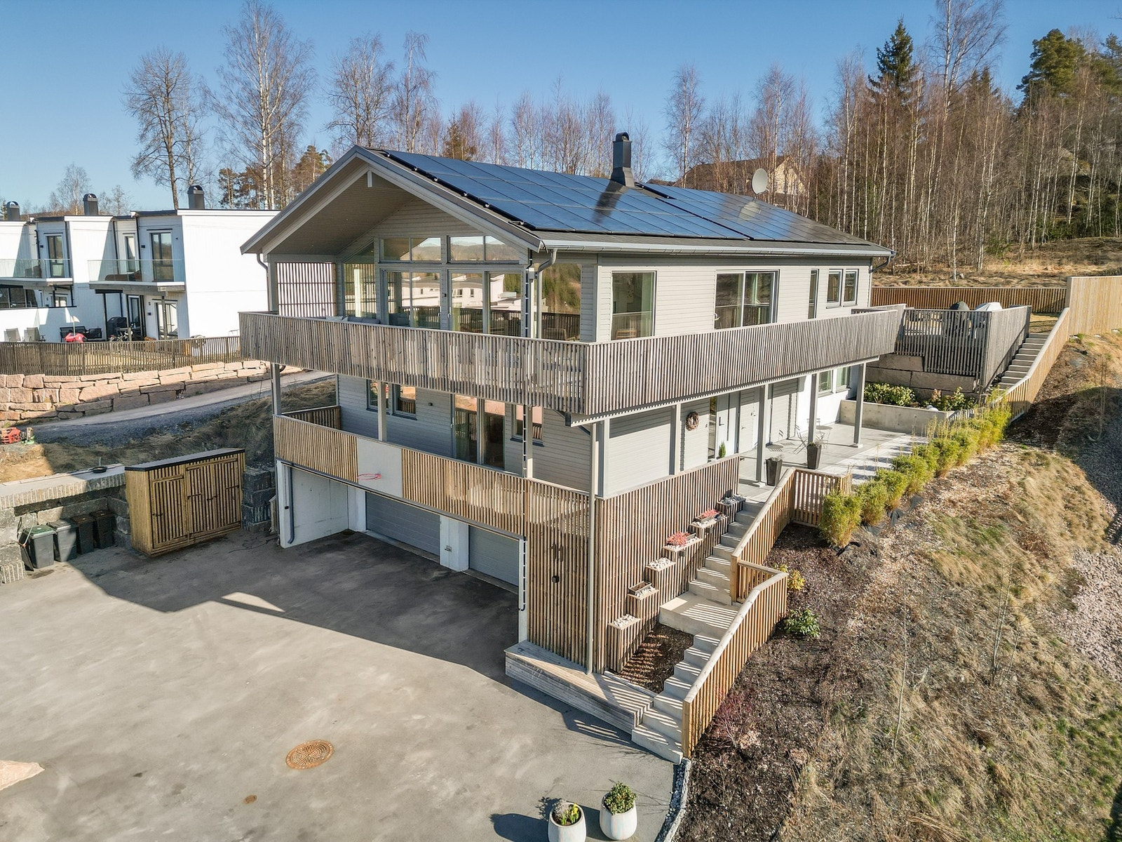 Frittliggende enebolig fra 2020. Huset er over 3 etasjer med stor, integrert og fullisolert garasje i kjelleretasjen. Galleribilde