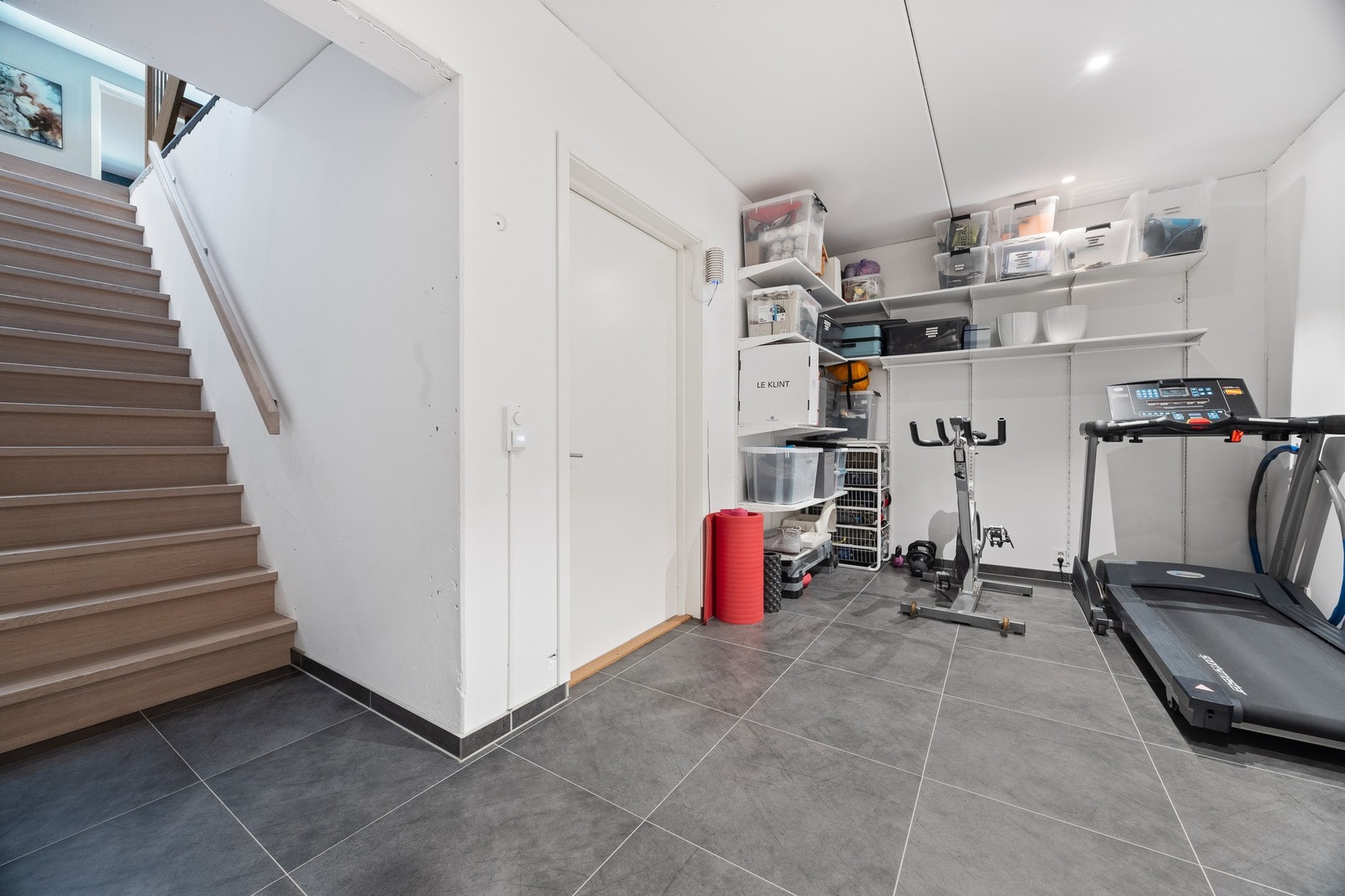 Kjelleretasjen har store, gode rom med takhøyde på hele 2,7 meter. Her er det godt med lagrings- og oppbevaringsplass samt god plass til treningsrom e.l. Galleribilde