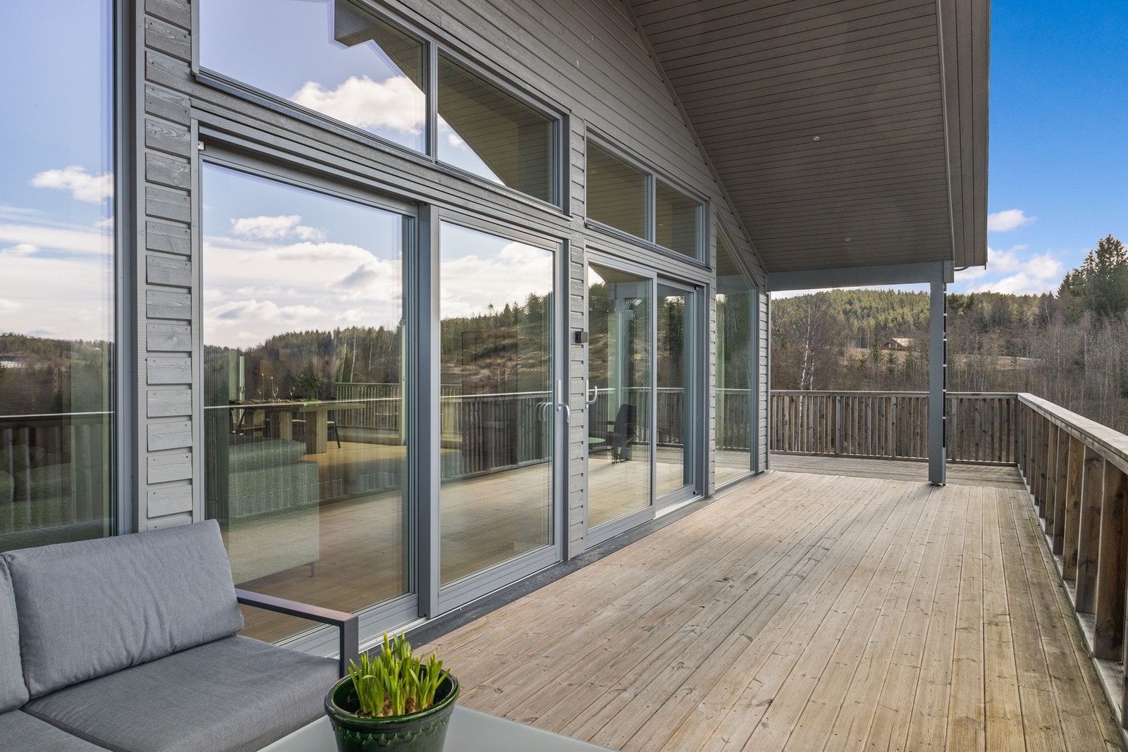 Stor, overbygd veranda mot vest med tilgang fra stuen. Her kan kveldssolen nytes til sent på kveld i sommermånedene. Galleribilde