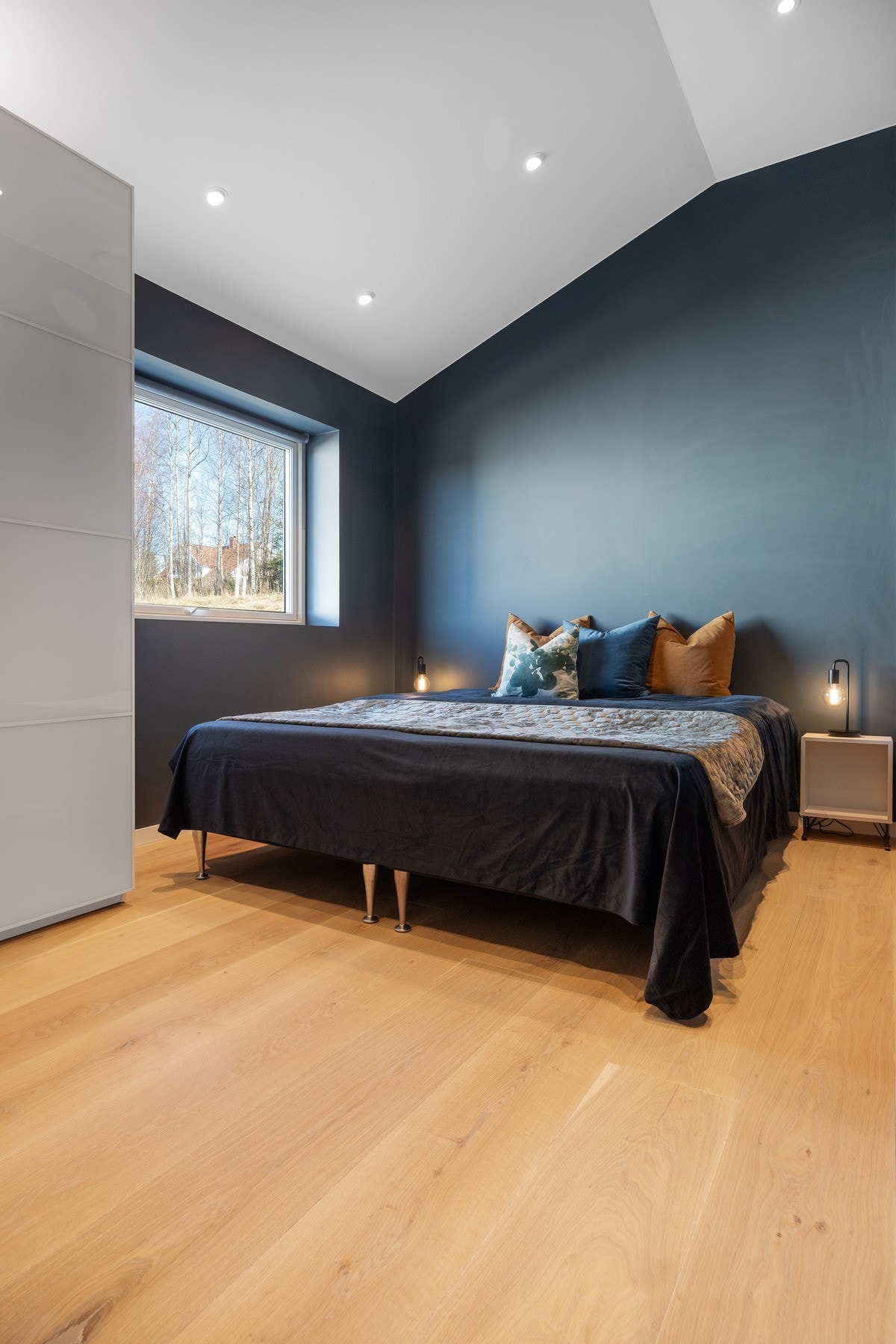 Det er hele 8 soverom i huset, hvorav 2 er i øverste plan og 4 i mellomste plan samt 2 i hybelen. Her fra hovedsoverommet i øverste plan. Galleribilde