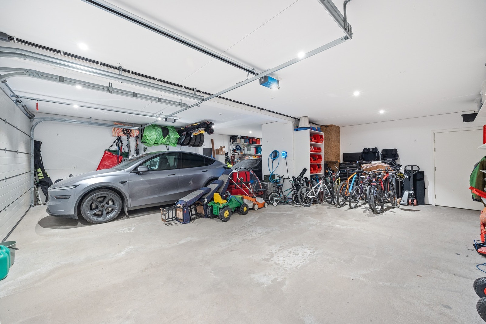 Stor, fullisolert garasje for 3 biler integrert i huset, med 2 stk. el.bil-ladere. Garasjen holder ca. 8 - 12 grader året rundt uten tilførsel av energi. Galleribilde