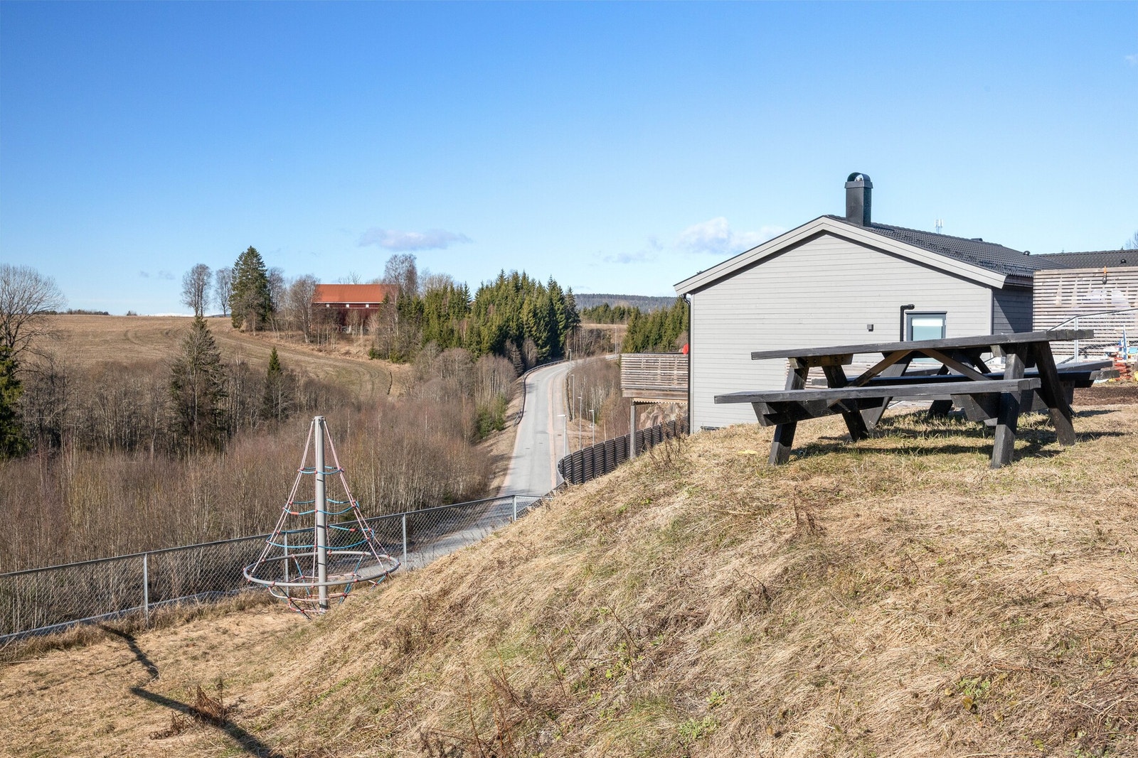 Det er regulert friområde på baksiden av huset og lekeområde på fremsiden av huset (på andre siden av veien). Galleribilde