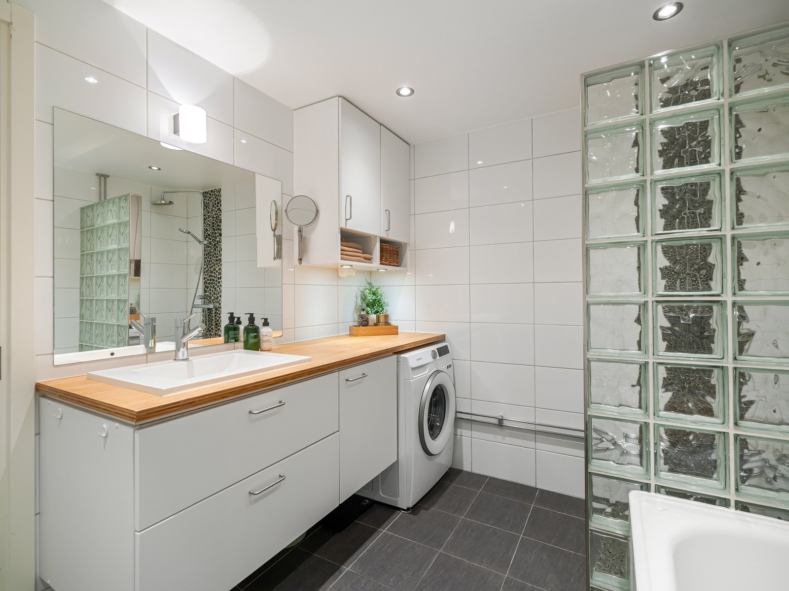 Det er plass og opplegg for vaskemaskin. Varmtvann er inkludert i månedlige felleskostnader. Galleribilde