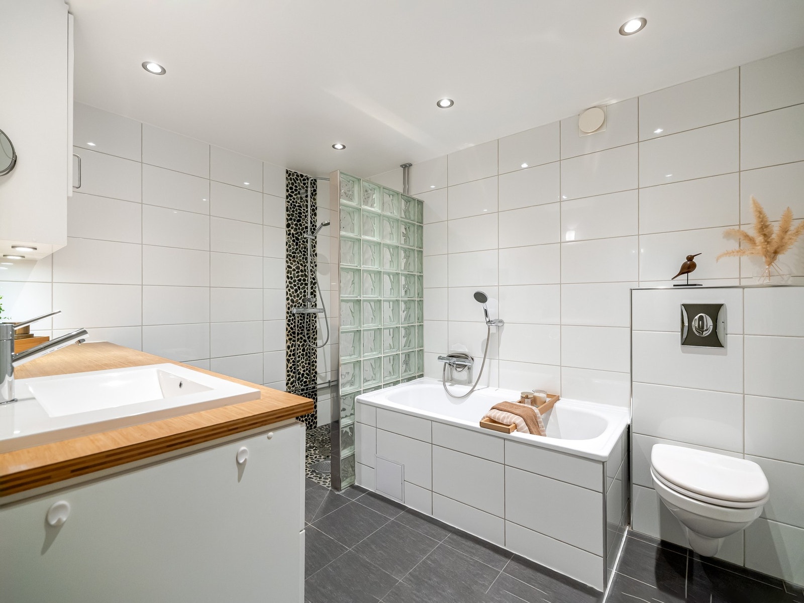 Det ble pusset opp i 2013 (i følge tidligere salgsoppgave), og er innredet med separat dusjsone, badekar, servantinnredning med god oppbevaring, speil med belysning og toalett. Galleribilde