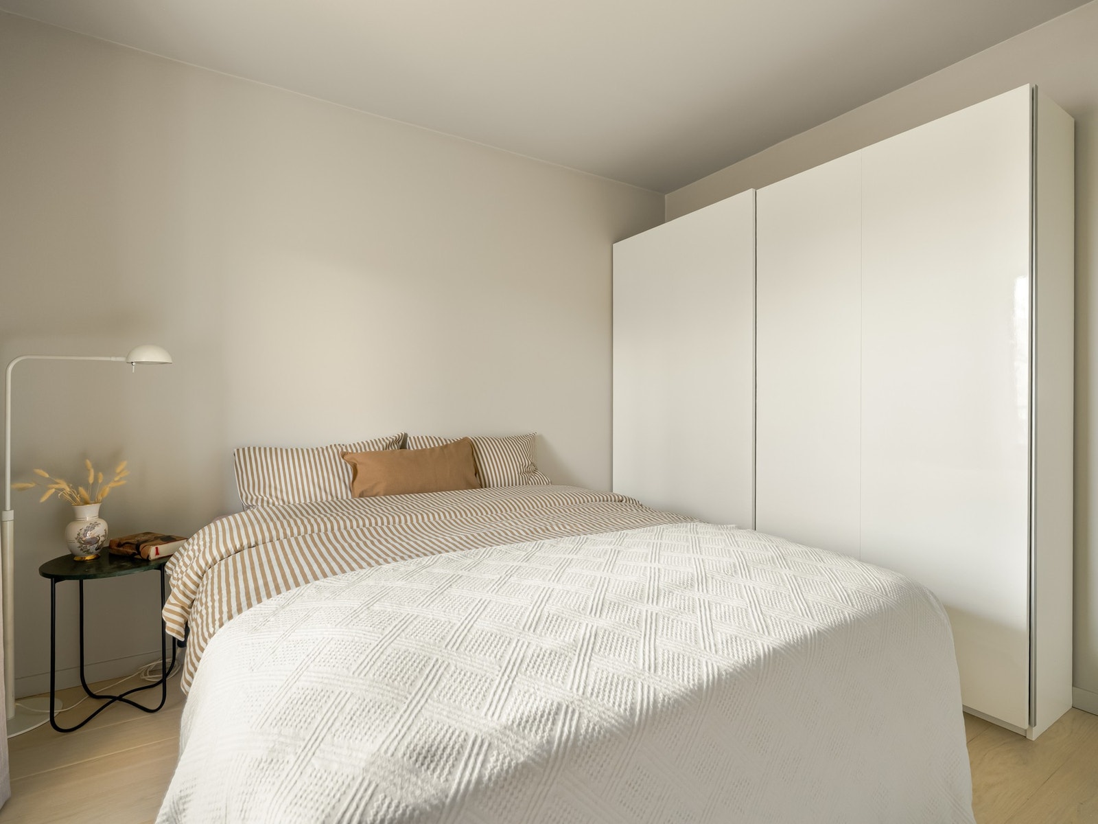 Den store garderoben er smart utformet med oppbevaringsmuligheter til alt du måtte trenge. Denne medfølger leiligheten. Galleribilde